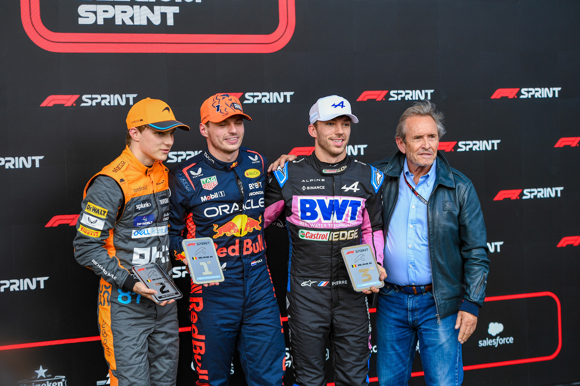 Die Sieger des Sprints Max Verstappen, Oscar Piastri und Pierre Gasly zusammen mit Jacky Ickx; Formel 1 GP Spa Francorchamps/ Belgien. Samstag, 29.07.2023