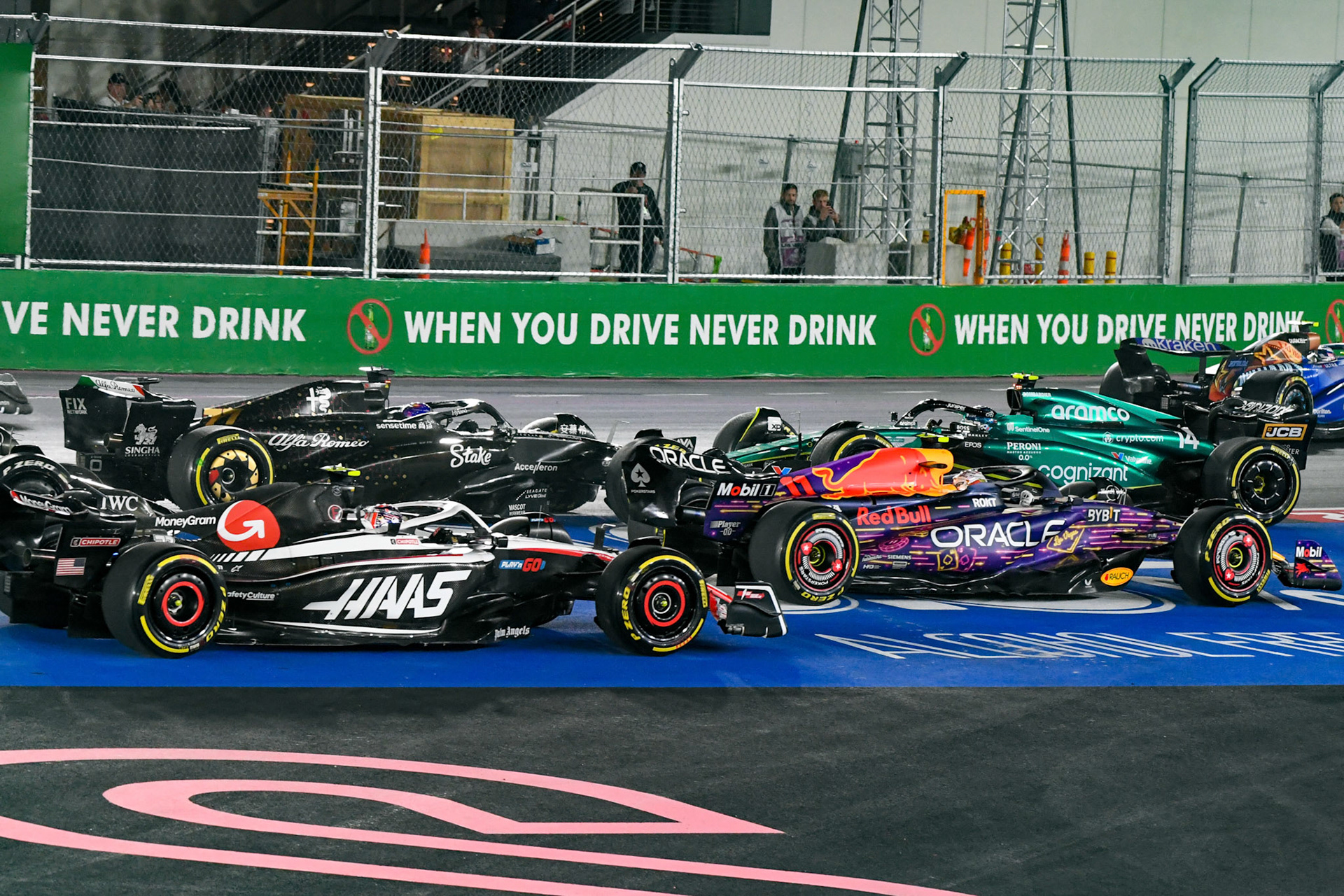 Crash beim Rennstart; Formel 1 GP USA Las Vegas. Sonntag 19.11.2023