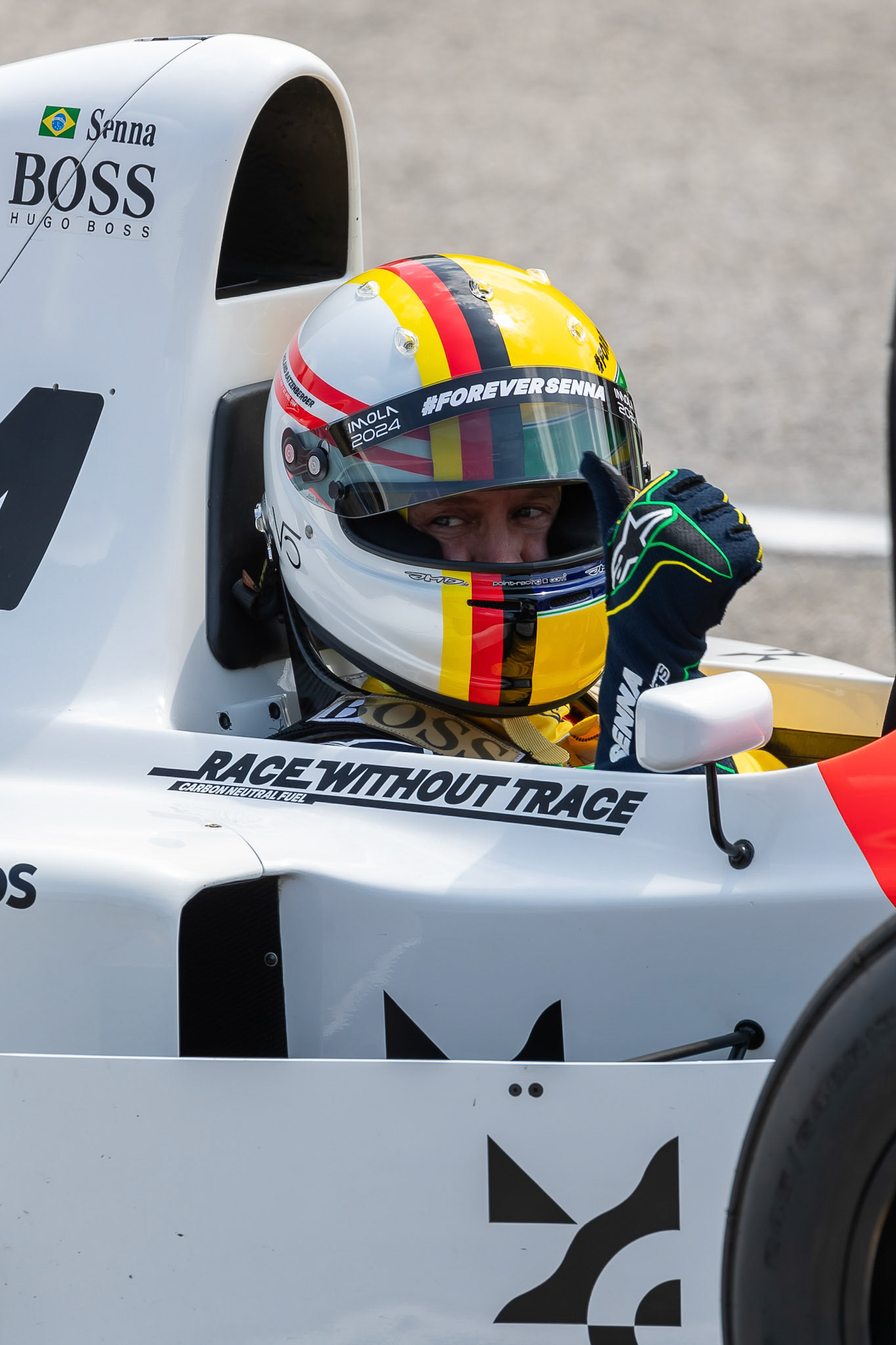 Sebastian Vettel in Ayrton Senna´s McLaren MP4/8 aus dem Jahr 1993; F1 GP Imola / Italien Sonntag, 19.05.2024