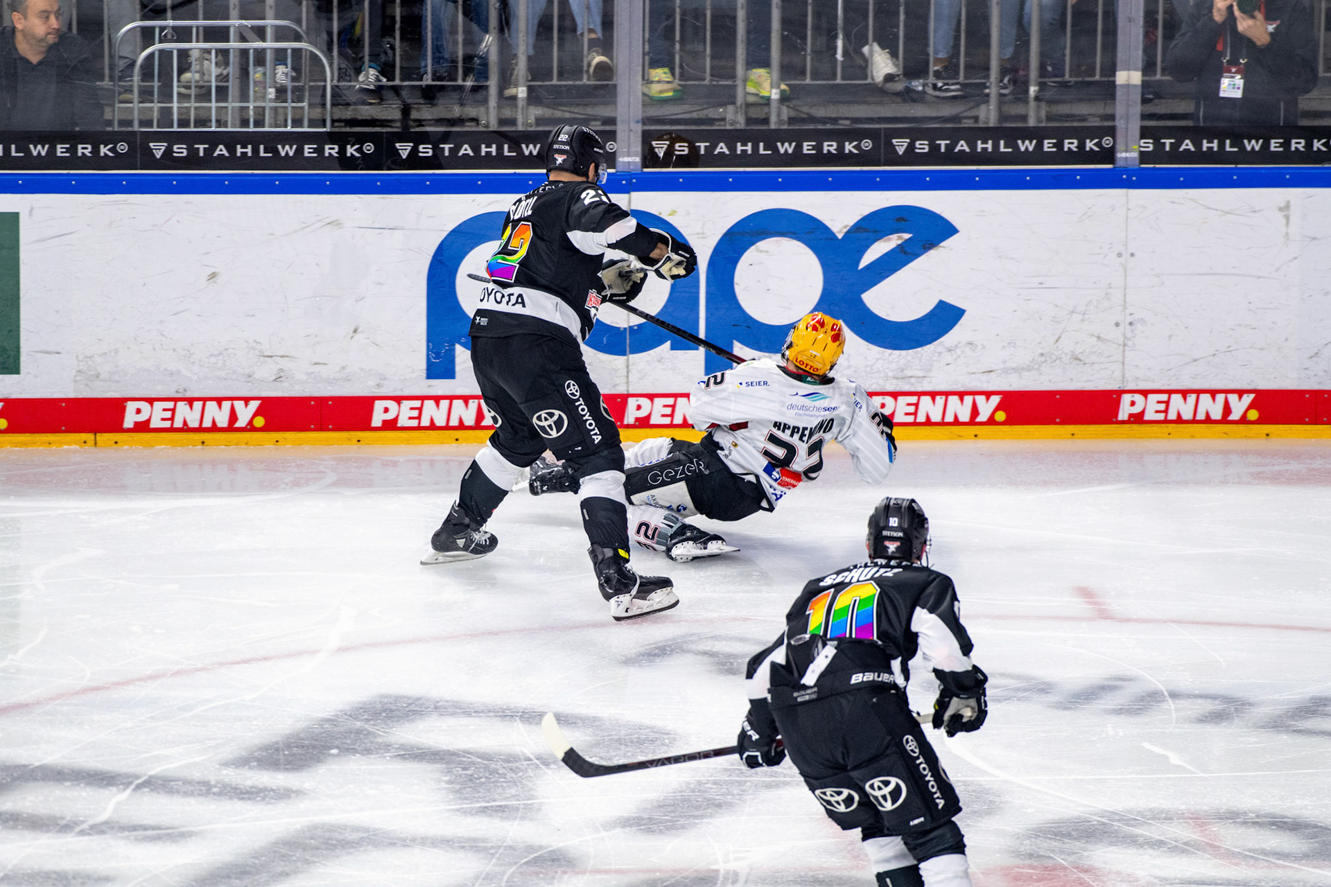 Maximilian Gloetzl im Zweikampf mit Phillip Bruggisser; DEL Kölner Haie - Bremerhaven Fischtown Pinguins, 01.11.2023