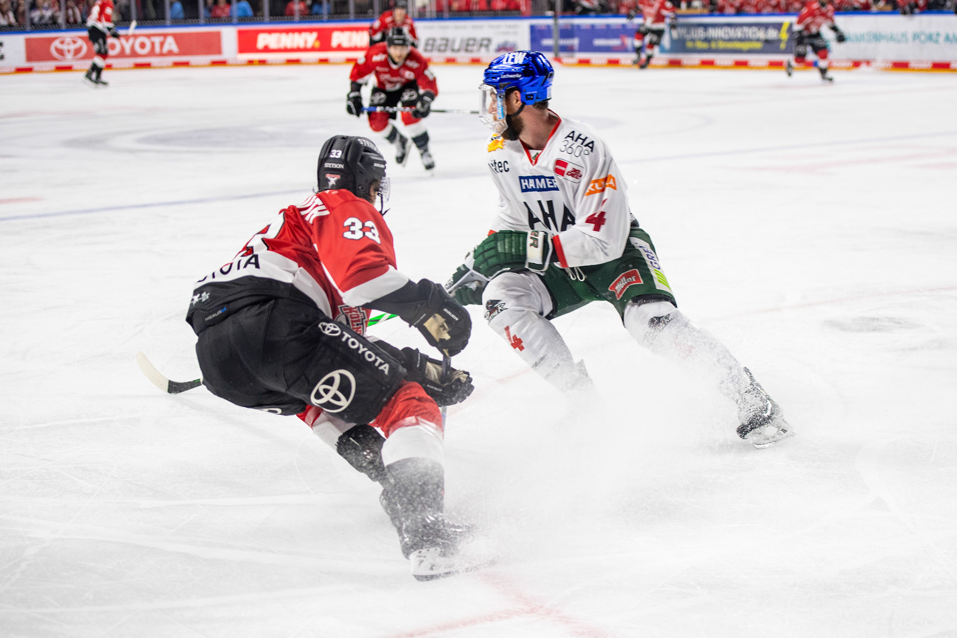Tim Wohlgemuth im Zweikampf mit Jordon Southorn; DEL Kölner Haie - Augsburger Panther, 19.11.2023