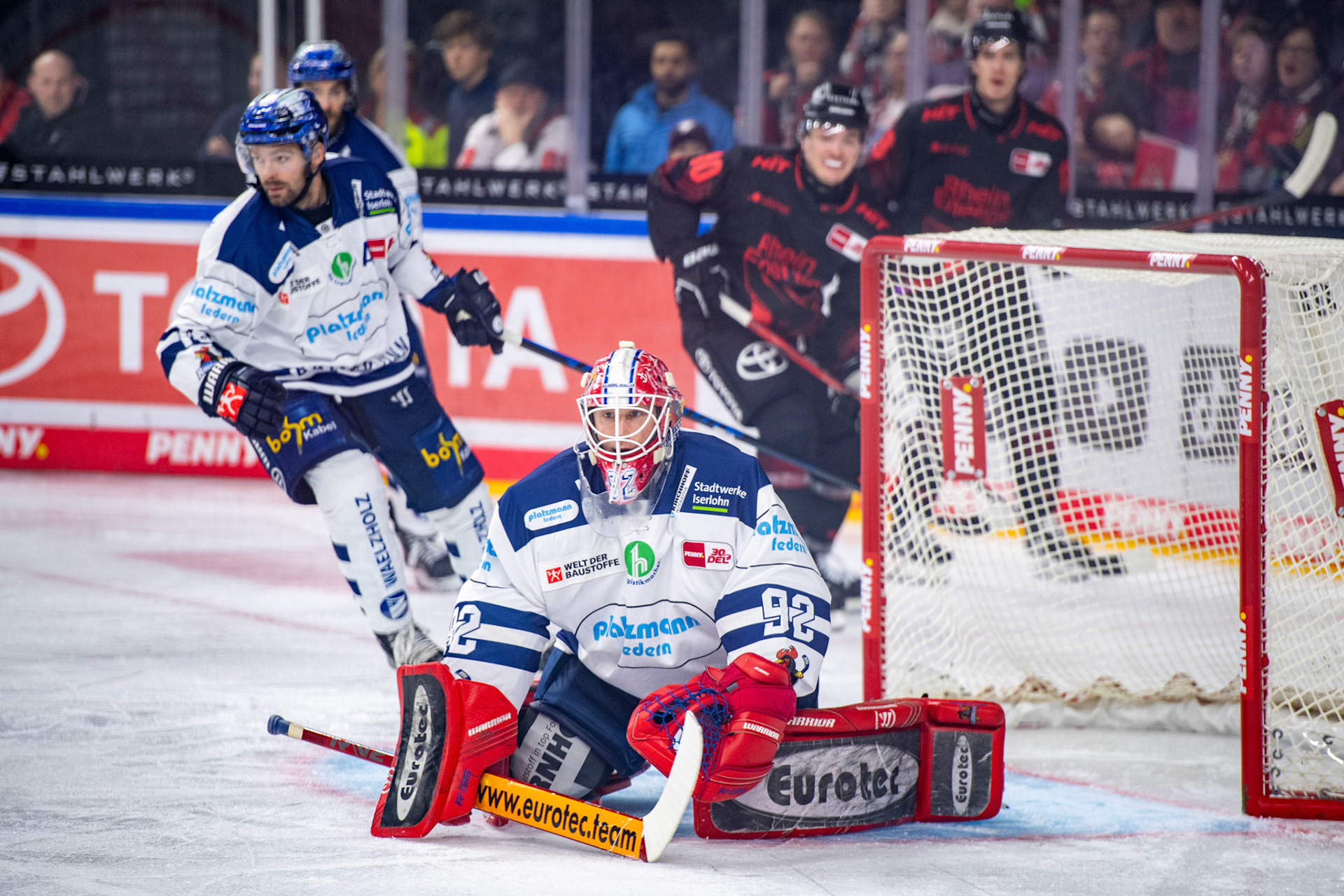 Andreas Jenike, Hubert Labrie und Justin Schuetz; DEL Kölner Haie - Iserlohn Roosters, 02.01.2024