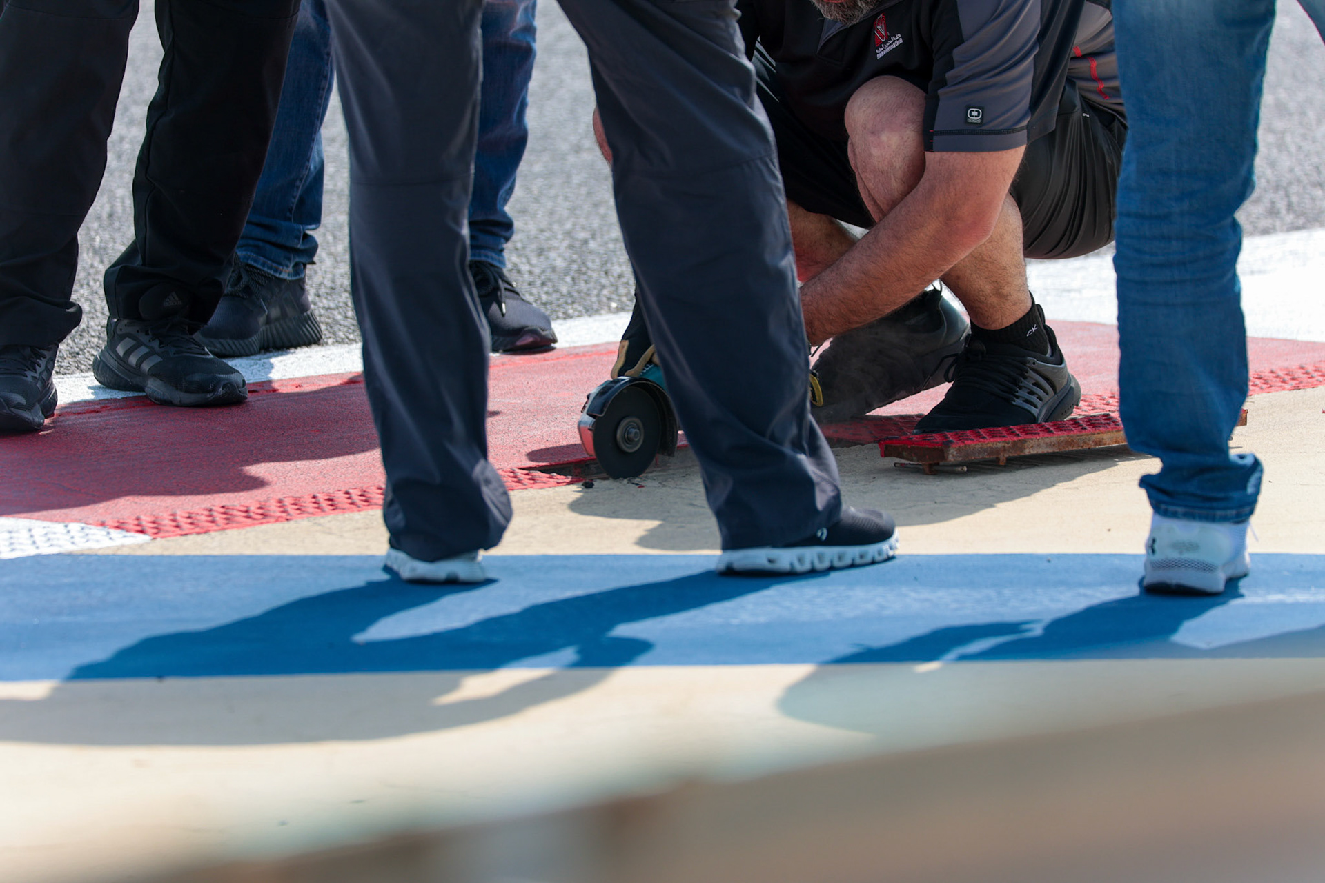 Streckenreparatur in Bahrain; Formel 1 Pre-Season Tests Bahrain. Freitag, 23.02.2024