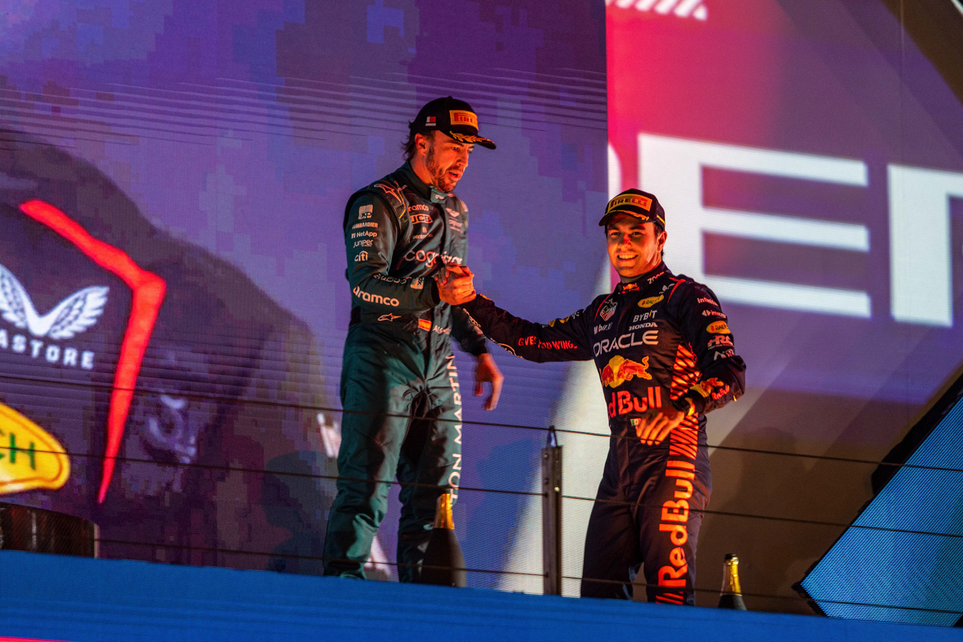 Sergio Perez, RedBull Racing, gratuliert Fernando Alonso (ESP) Aston Martin Formula One Team; Formel 1 GP Bahrain. Sonntag 05.03.2023