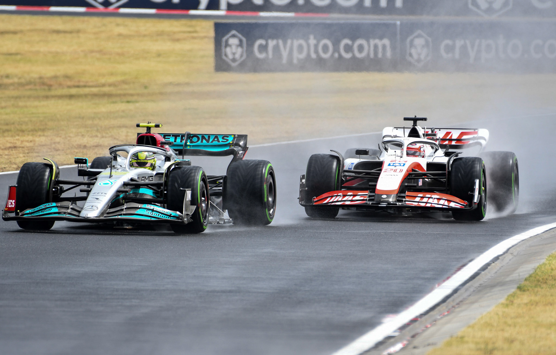 Kevin Magnussen (DNK) Haas F1 Team, Lewis Hamilton (GBR) Merceds AMG Petronas F1 Team; Formel 1 Ungarn am 30.07.2022
