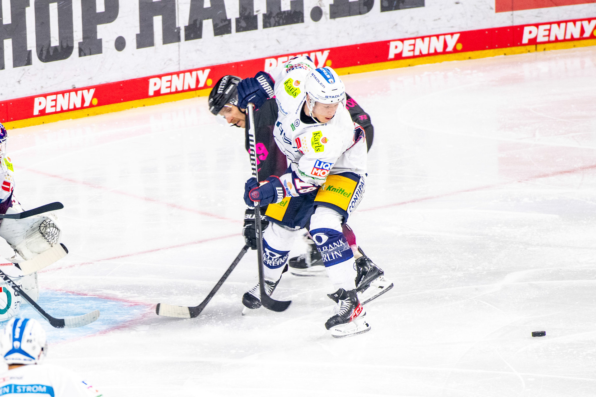 Jonas Mueller im Zweikampf mit Frederik Storm; DEL Kölner Haie - Eisbaeren Berlin, 06.10.2023