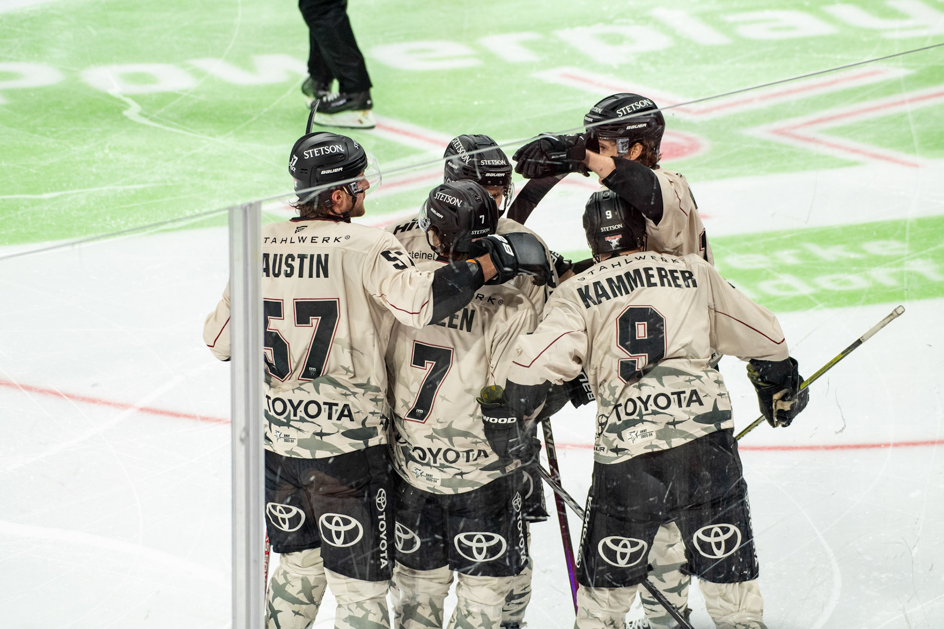 Kölner Haie beim Torjubel; DEL Düsseldorfer EG - Kölner Haie, 25.02.2024