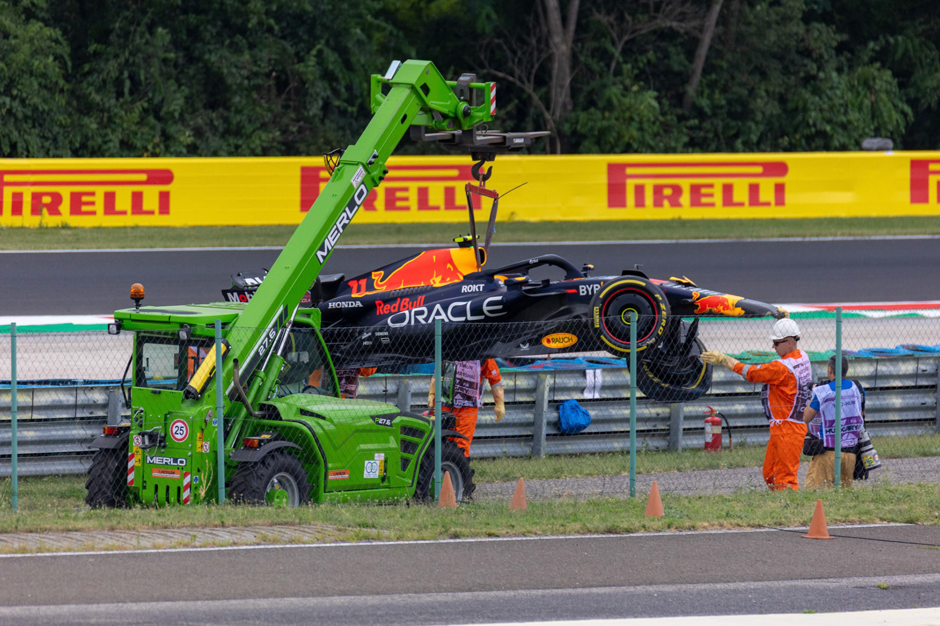 Sergio Perez Crash, Red Bull Racing; Formel 1 GP Budapest / Ungarn. Feitag, 21.07.2023