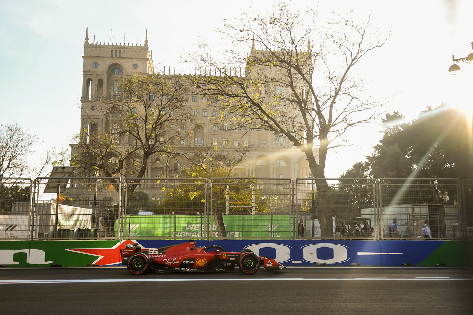 Carlos Sainz (ESP) Scuderia Ferrari; Formel 1 GP Baku Azerbaijan. Freitag 28.04.2023