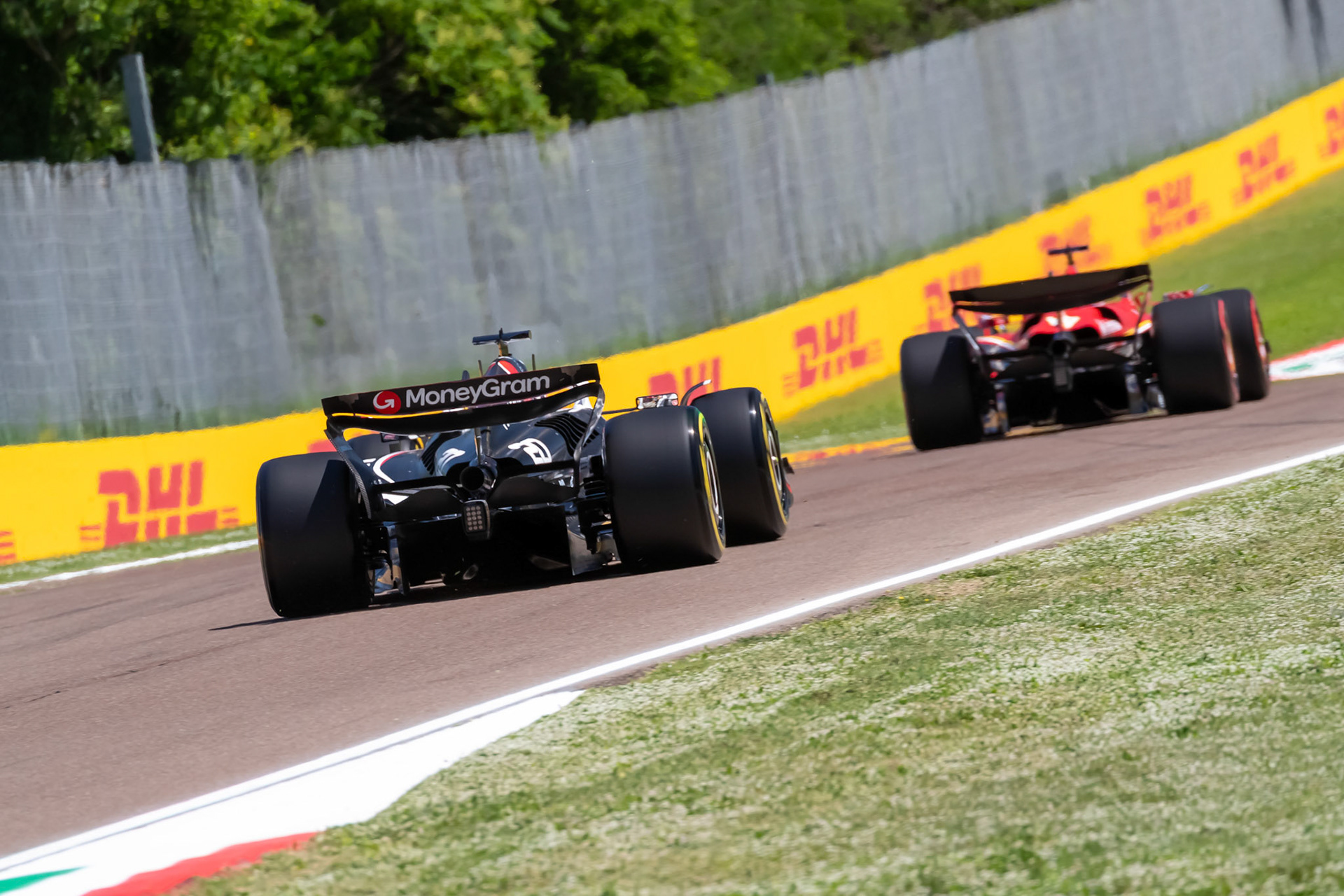 Kevin Magnussen #20, MoneyGram Haas F1 Team und Charles Leclerc #16, Scuderia Ferrari; F1 GP Imola / Italien Samstag, 18.05.2024