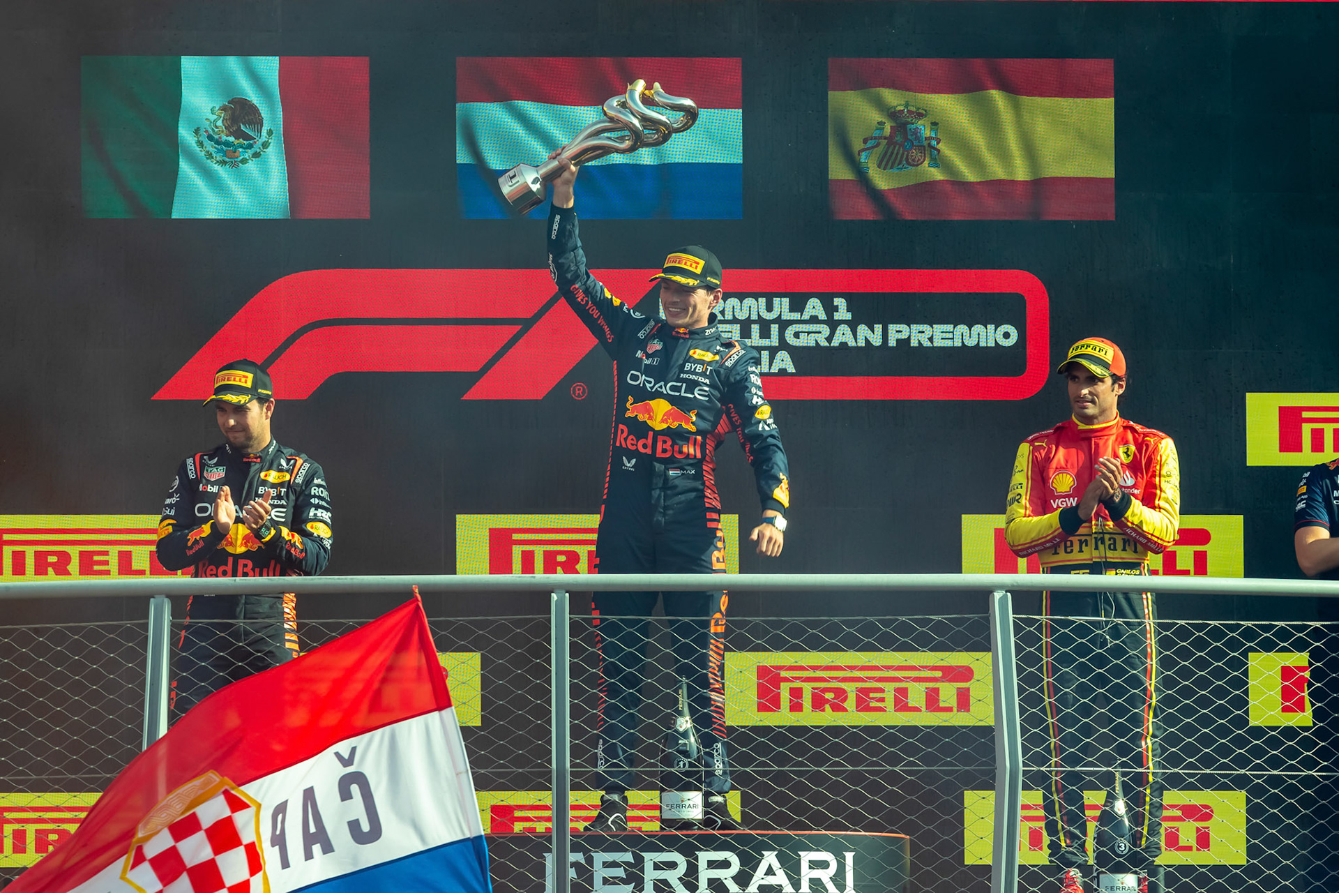 Max Verstappen , Sergio Perez und Carlos Sainz auf dem Podium;Formel 1 GP Italien / Monza. Sonntag, 03.09.2023