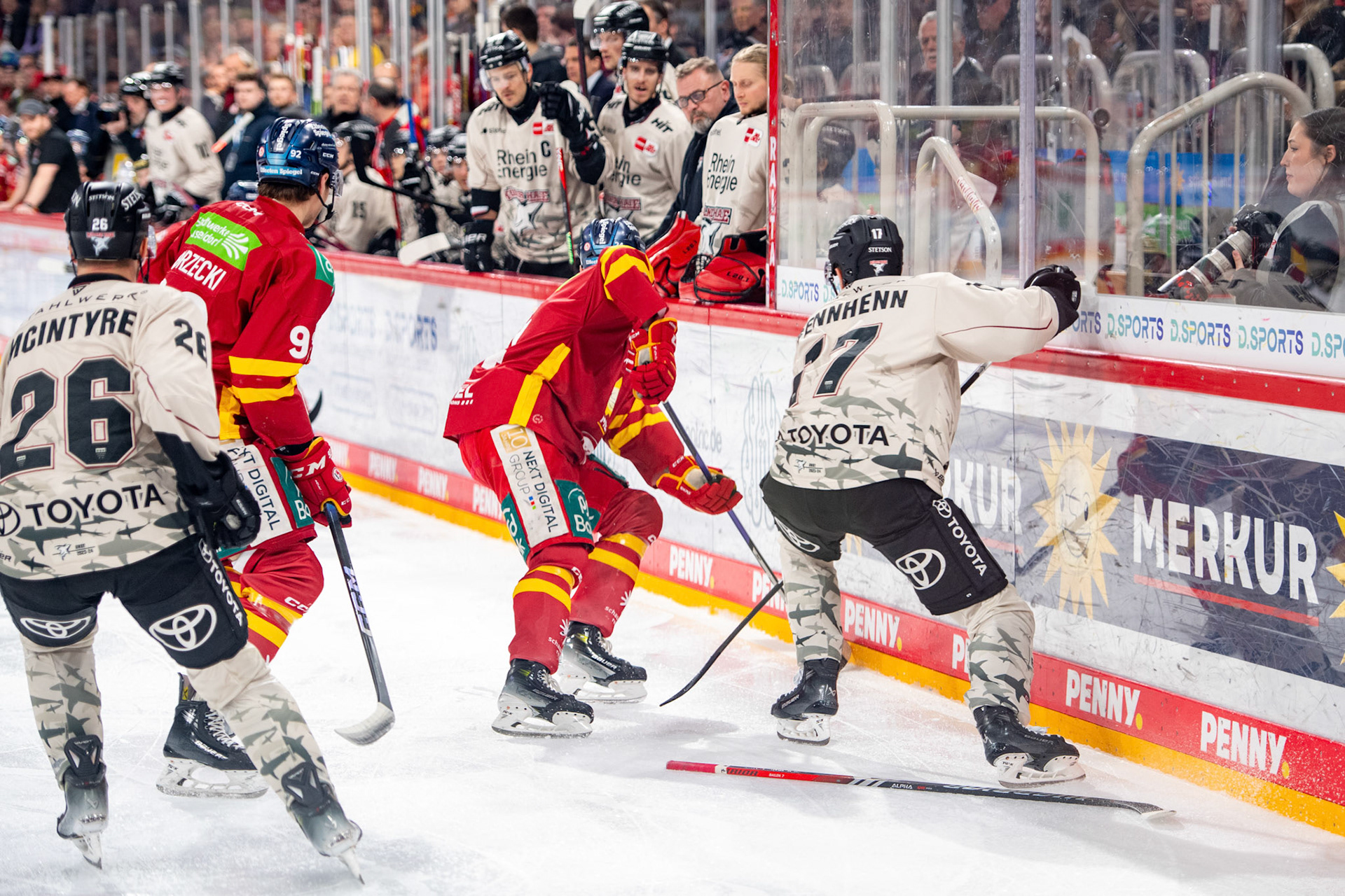Jan Luca Sennhenn im Zweikampf mit Alexander Blank; DEL Düsseldorfer EG - Kölner Haie, 25.02.2024