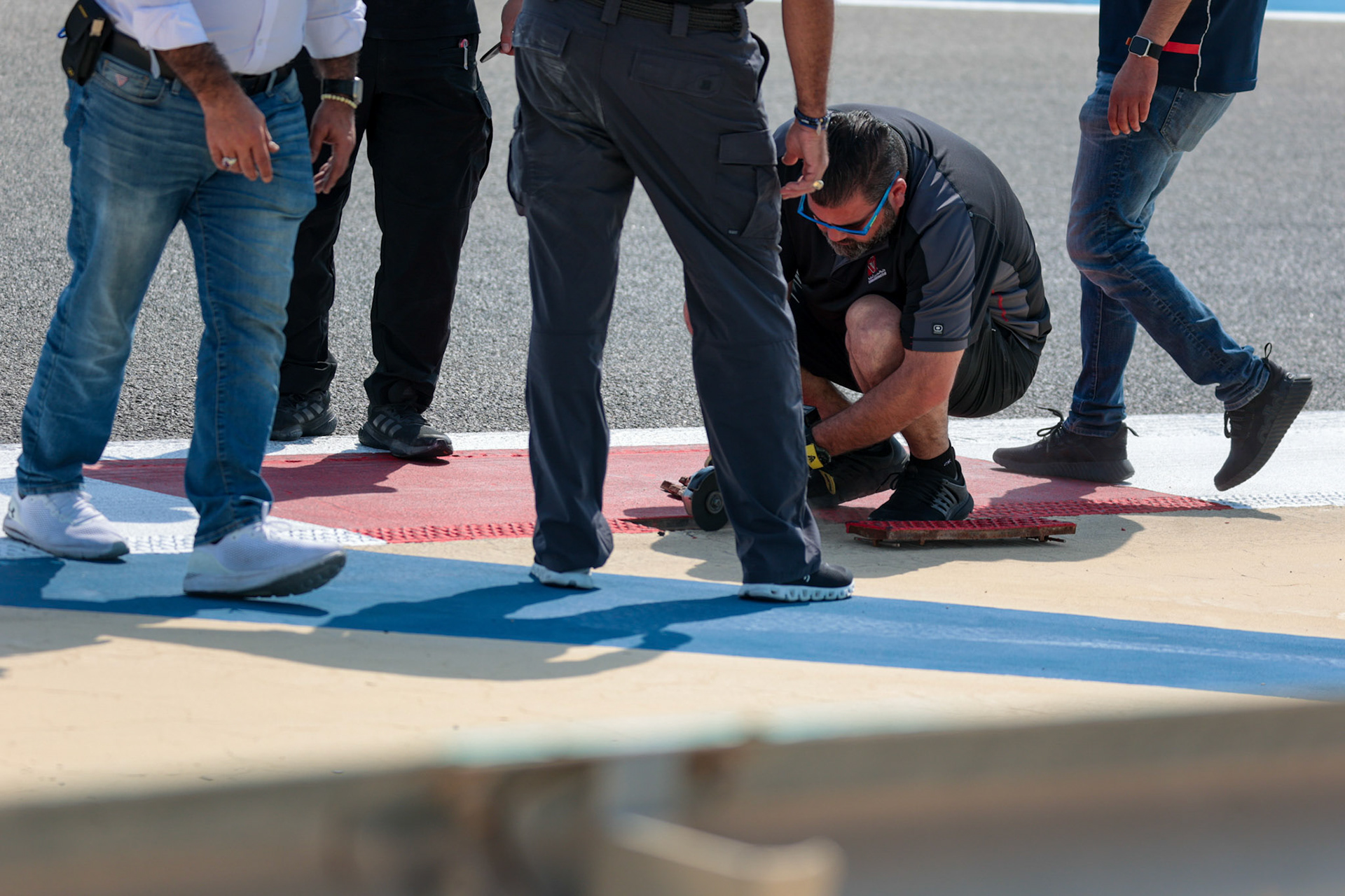 Streckenreparatur in Bahrain; Formel 1 Pre-Season Tests Bahrain. Freitag, 23.02.2024