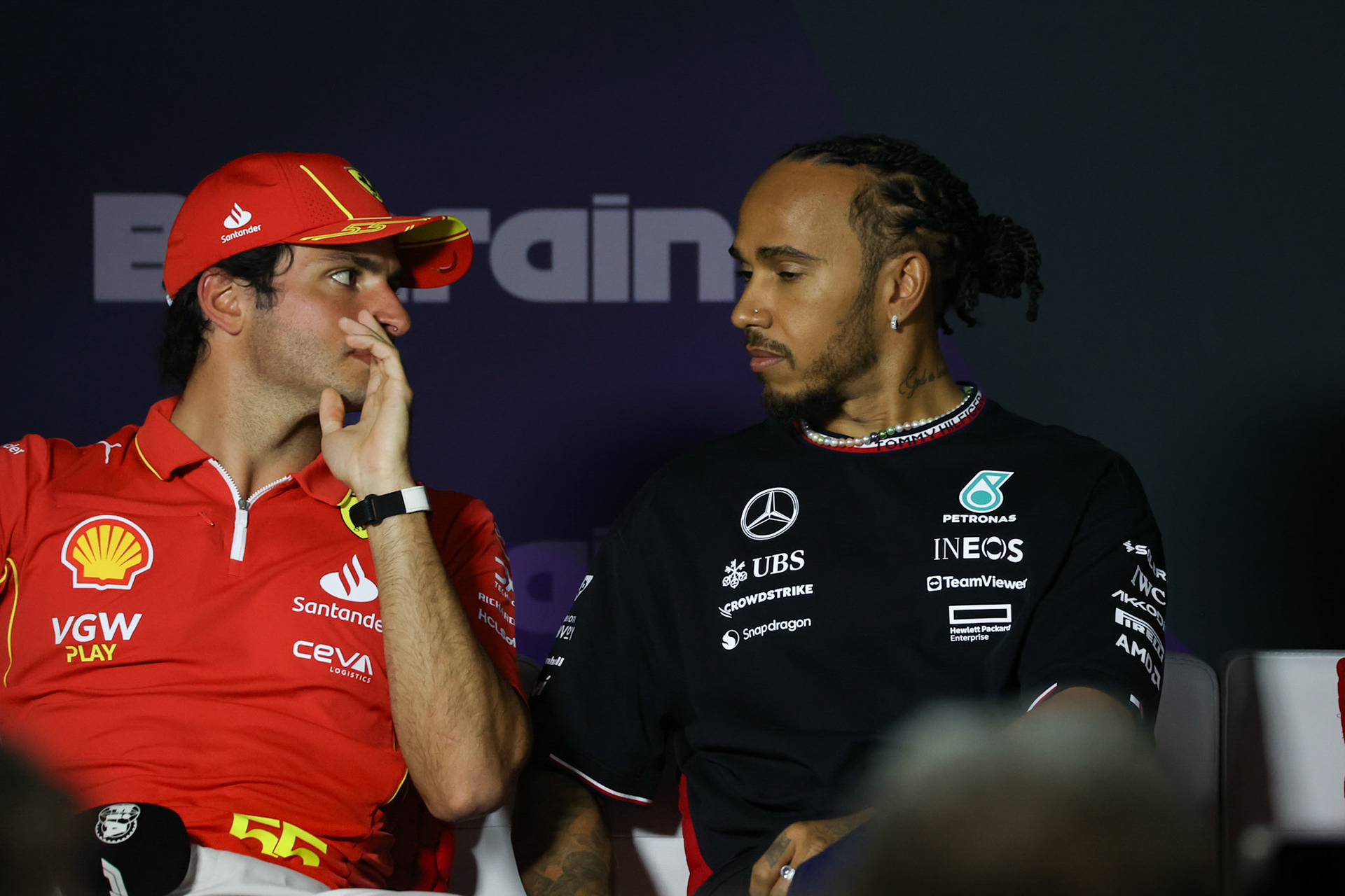 Carlos Sainz #55, Scuderia Ferrari und Lewis Hamilton #44, Mercedes-AMG Petronas F1 Team in der Pressekonferenz; Formel 1 GP Bahrain. Mittwoch 28.02.2024