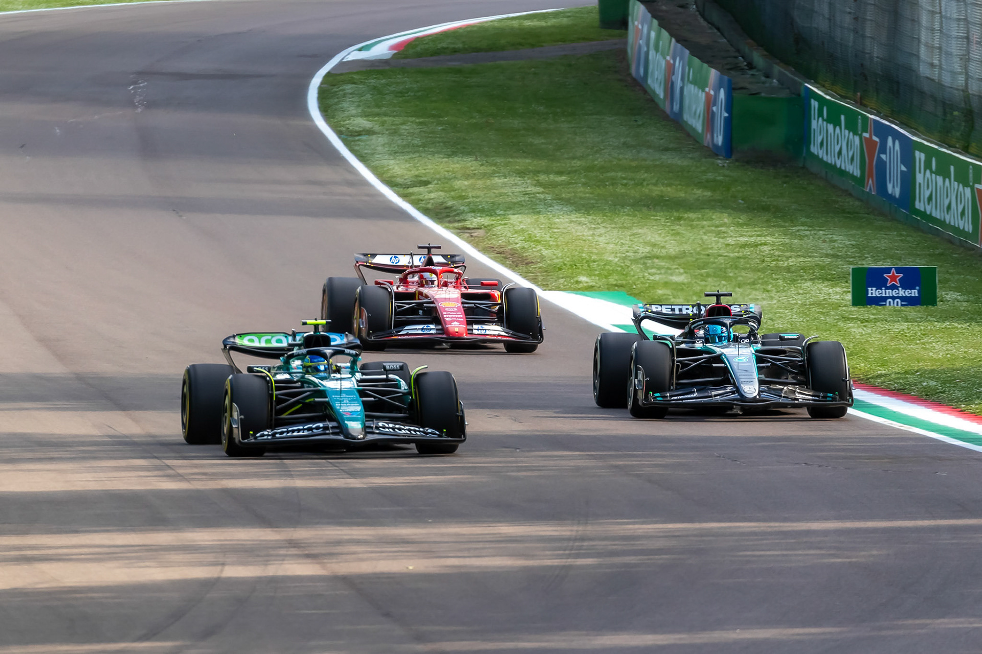Fernando Alonso #14, Aston Martin Aramco F1 Team und Charles Leclerc #16, Scuderia Ferrari und George Russell #63, Mercedes-AMG Petronas F1 Team; F1 GP Imola / Italien Freitag, 17.05.2024