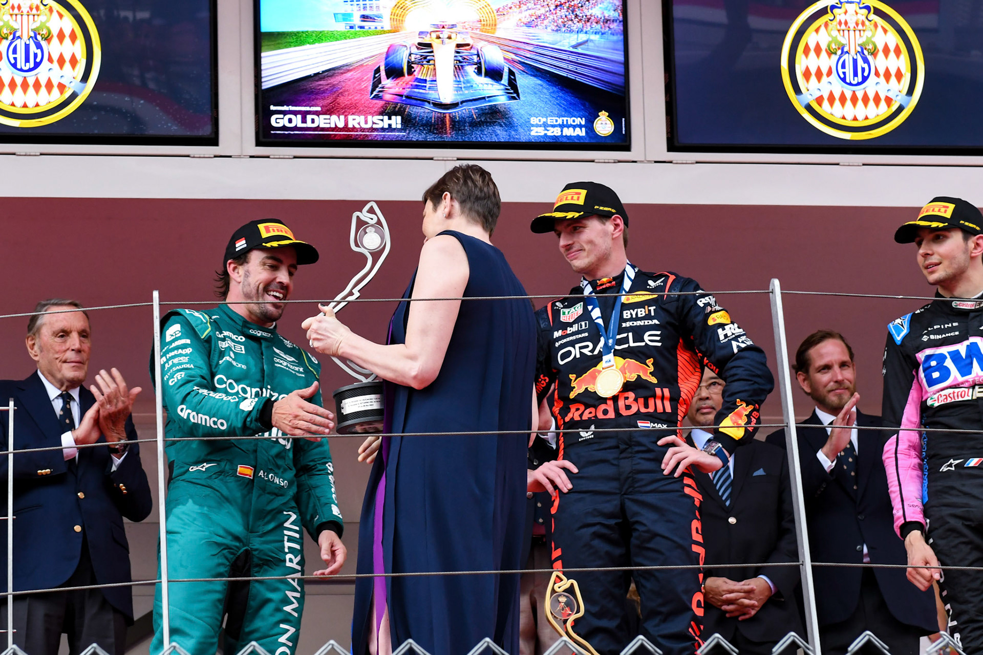 Fernando Alonso bekommt den Pokal von Charlène von Monaco; Formel 1 GP Monaco. Sonntag 28.05.2023