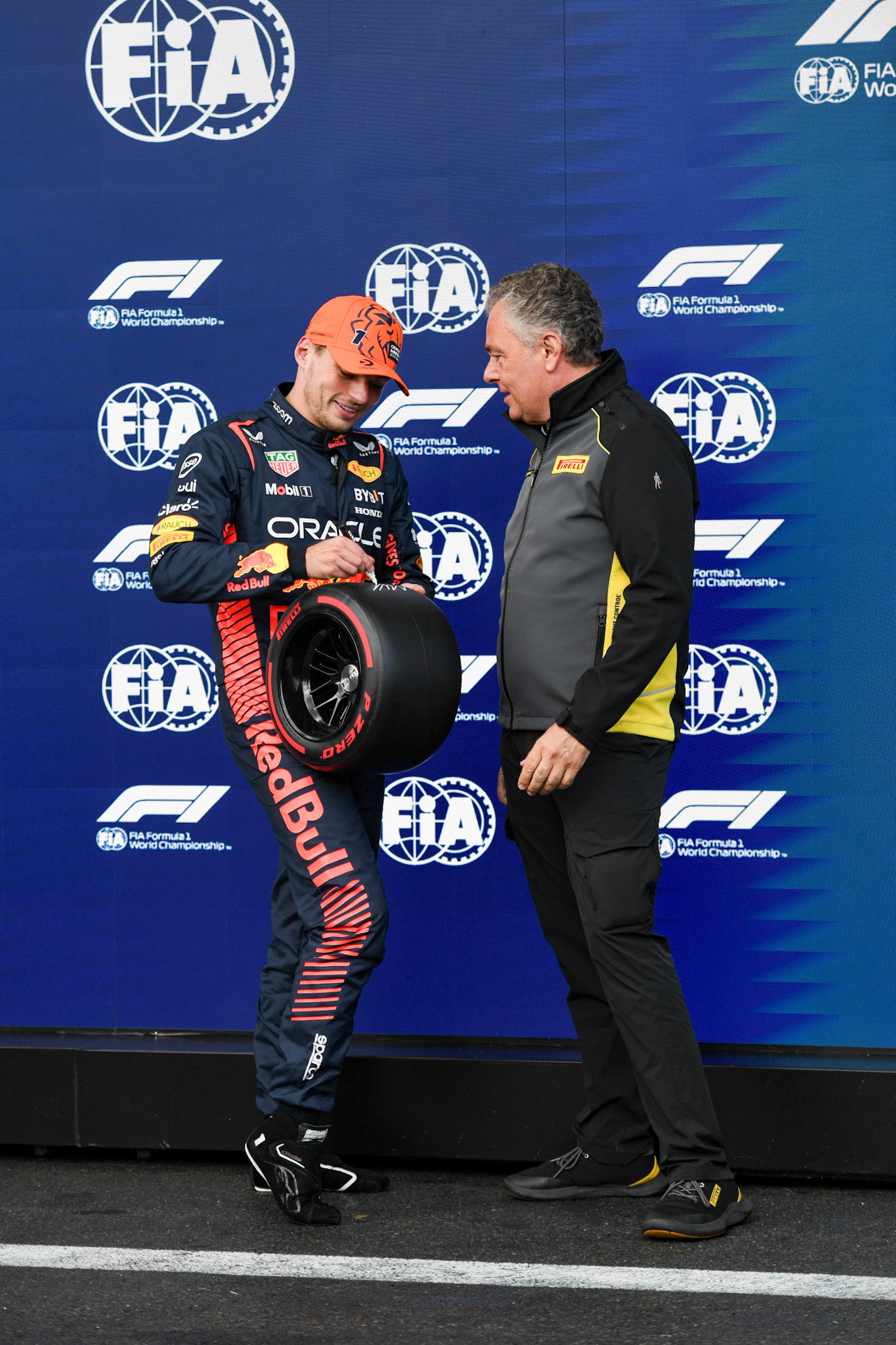 Max Verstappen, Red Bull Racing und Mario Isola, Pirelli;Formel 1 GP Spa Francorchamps/ Belgien. Freitag, 28.07.2023
