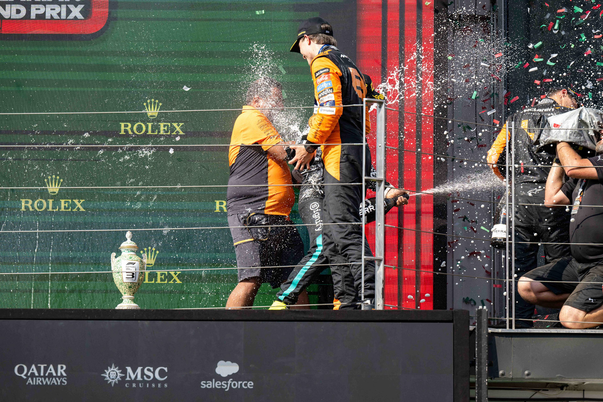 Lewis Hamilton #44, Mercedes-AMG Petronas F1 Team und Oscar Piastri #81, McLaren Formula 1 Team und Lando Norris #4, McLaren Formula 1 Team auf dem Podium.;Formel 1 Budapest / Ungarn