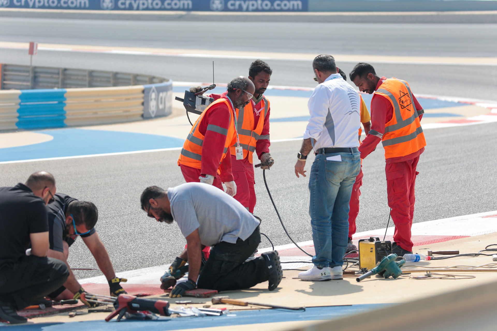 Streckenreparatur in Bahrain; Formel 1 Pre-Season Tests Bahrain. Freitag, 23.02.2024