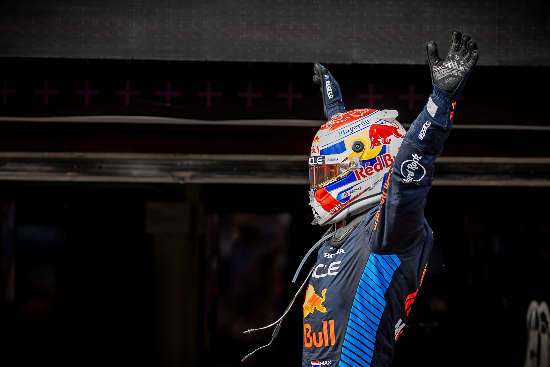 Max Verstappen #1, Oracle Red Bull Racing bejubelt seinen Sieg in Imola; F1 GP Imola / Italien Sonntag, 19.05.2024