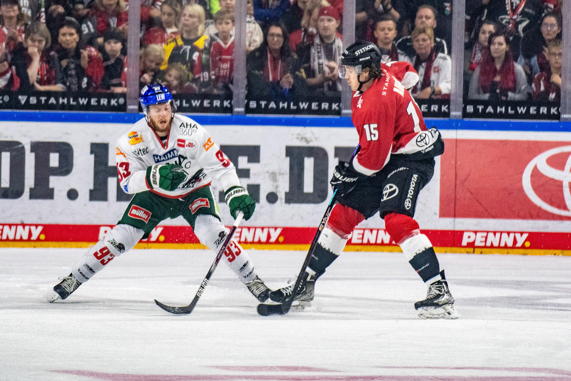 Louis Marc Aubry und Simon Sezemsky; DEL Kölner Haie - Augsburger Panther, 03.10.2023