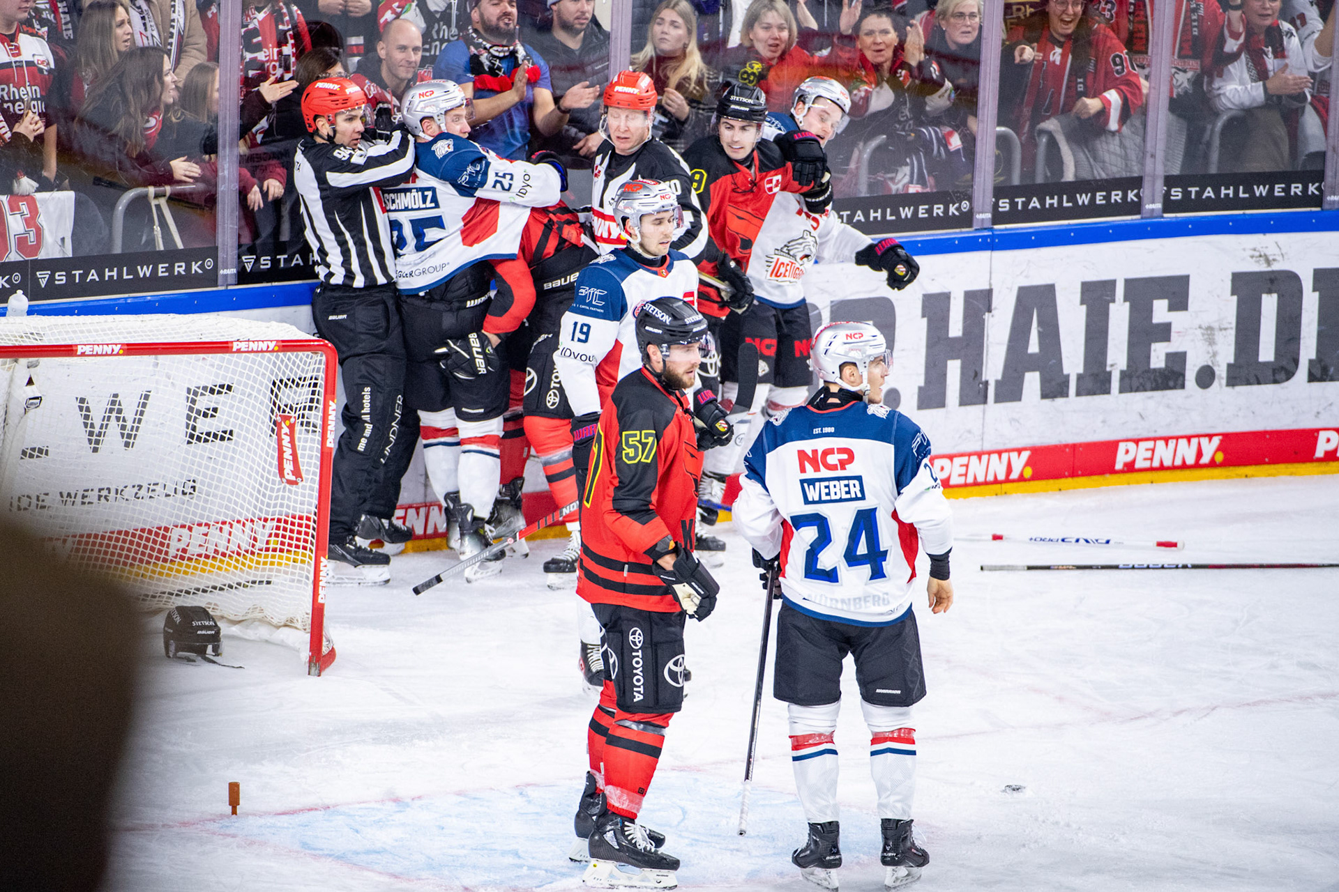 Koelner Haie eine Meinungsverschiedenheit; DEL Kölner Haie - Nürnberg Ice Tigers, 17.12.2023