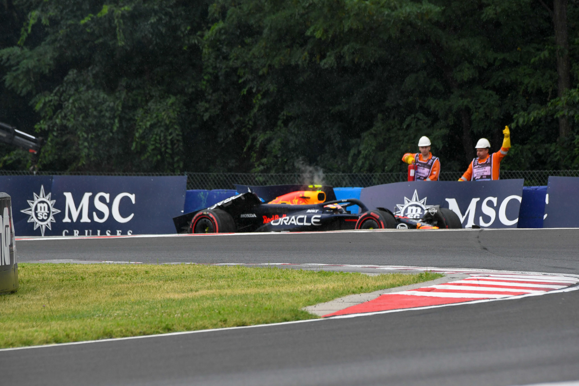 Sergio Perez #11, Oracle Red Bull Racing crasht im Qualifying;Formel 1 Budapest / Ungarn, 20.07.2024