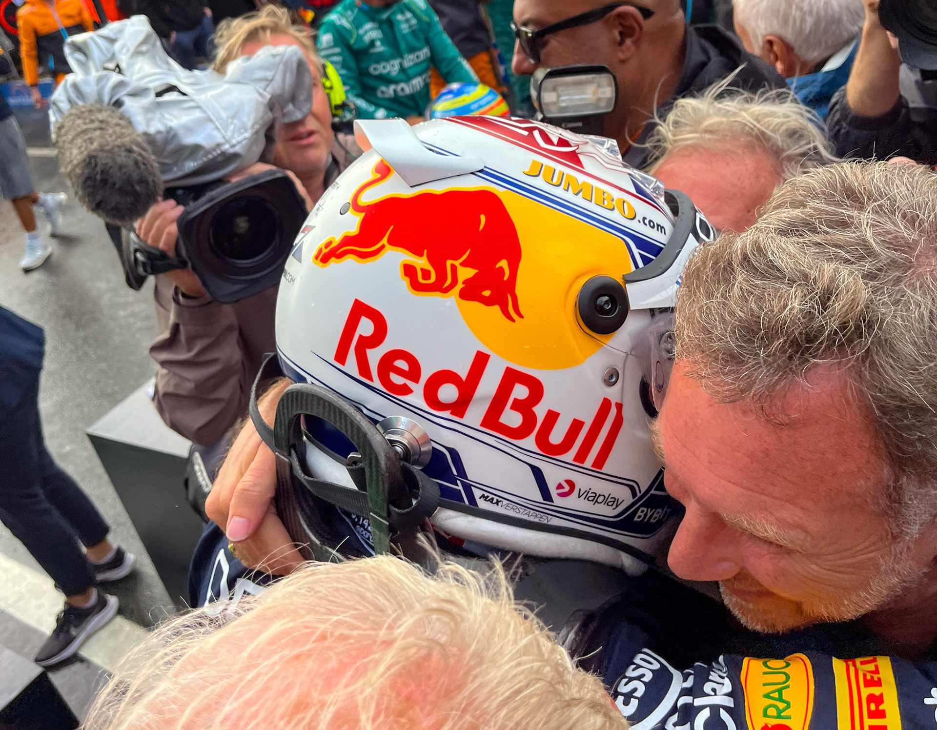 Christian Horner gratuliert Max Verstappen zum Sieg; Formel 1 GP Holland / Zandvoort. Sonntag, 27.08.2023