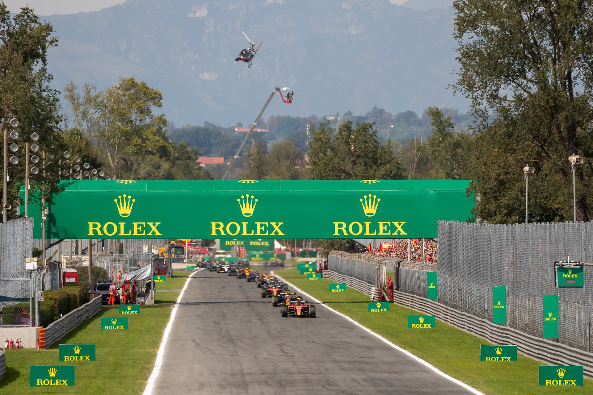 Rennstart, Carlos Sainz fuehrt das Renenn an; Formel 1 GP Italien / Monza. Sonntag, 03.09.2023