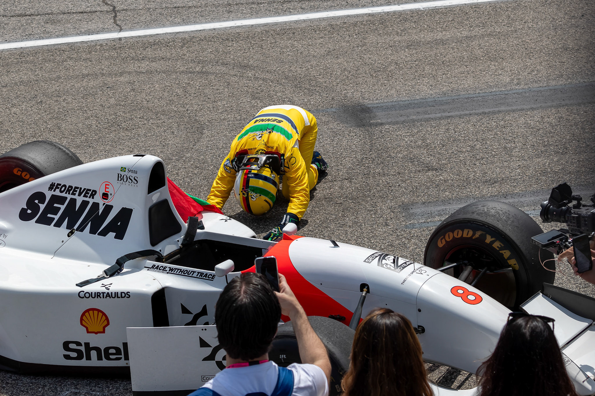 Sebastian Vettel in Ayrton Senna´s McLaren MP4/8 aus dem Jahr 1993; F1 GP Imola / Italien Sonntag, 19.05.2024