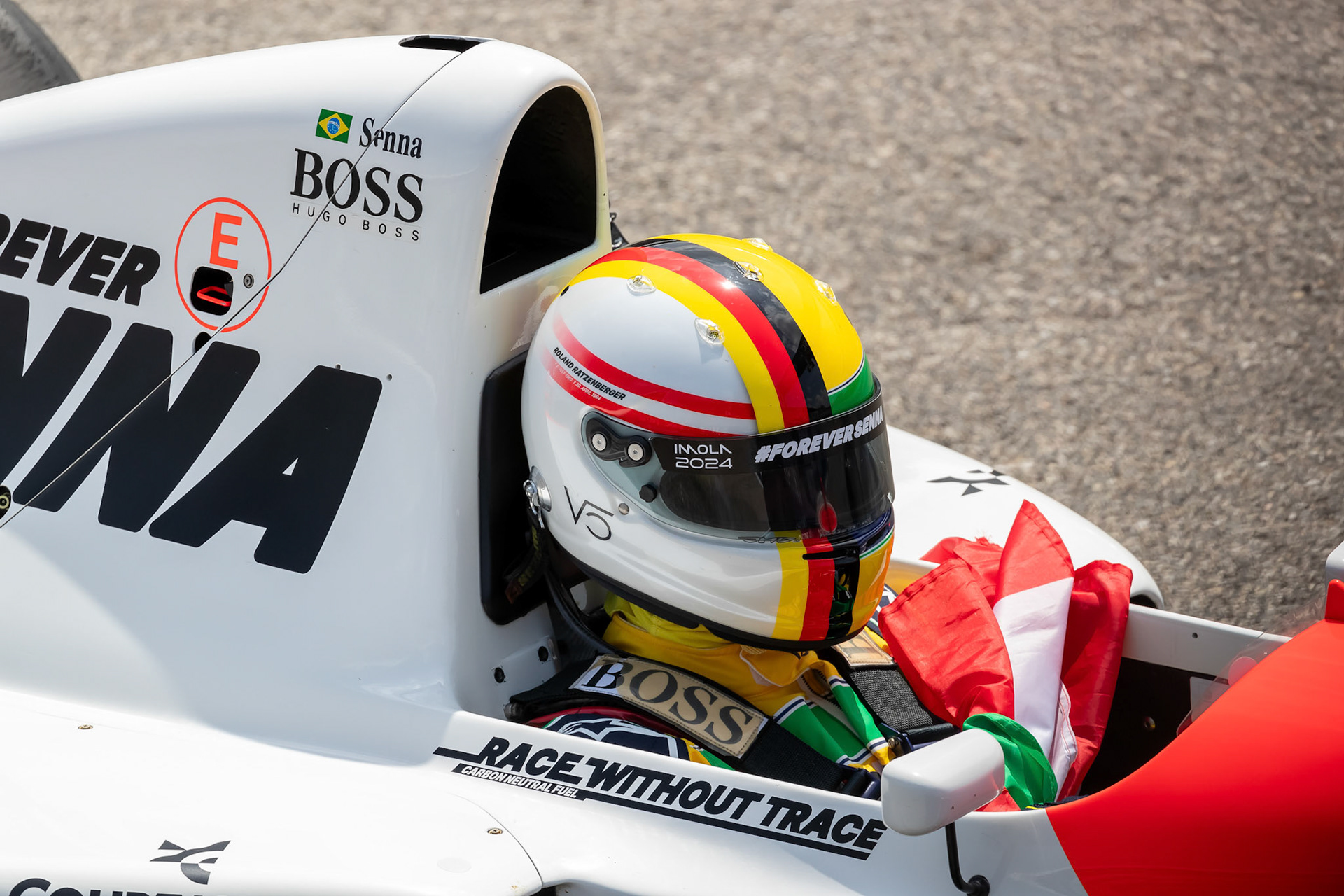 Sebastian Vettel in Ayrton Senna´s McLaren MP4/8 aus dem Jahr 1993; F1 GP Imola / Italien Sonntag, 19.05.2024