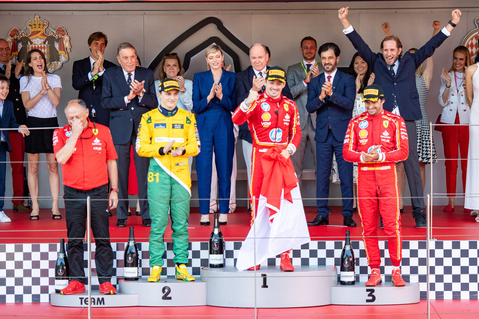 Frederic Vasseur, Teamchef Scuderia Ferrari und Charles Leclerc #16, Scuderia Ferrari und Carlos Sainz #55, Scuderia Ferrari und Oscar Piastri #81, McLaren Formula 1 Team und Fürst Albert II. von Monaco und Charlène von Monaco und Mohammed bin Sulayem, Präsident der FIA auf dem Podium; Formel1 GP Monaco Sonntag, 26.05.2024