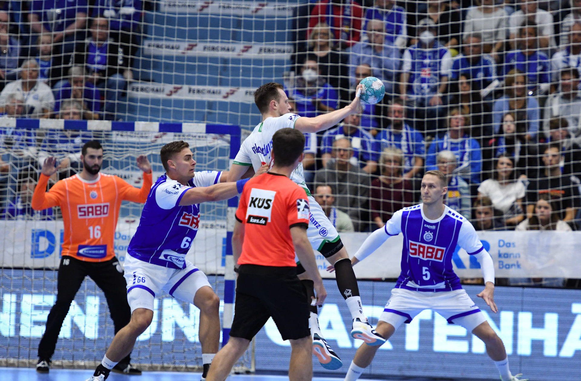 Tilen Kodrin #5; Handball Bundesliga; VfL Gummersbach - SCDHFK Leipzig 09.10.2022