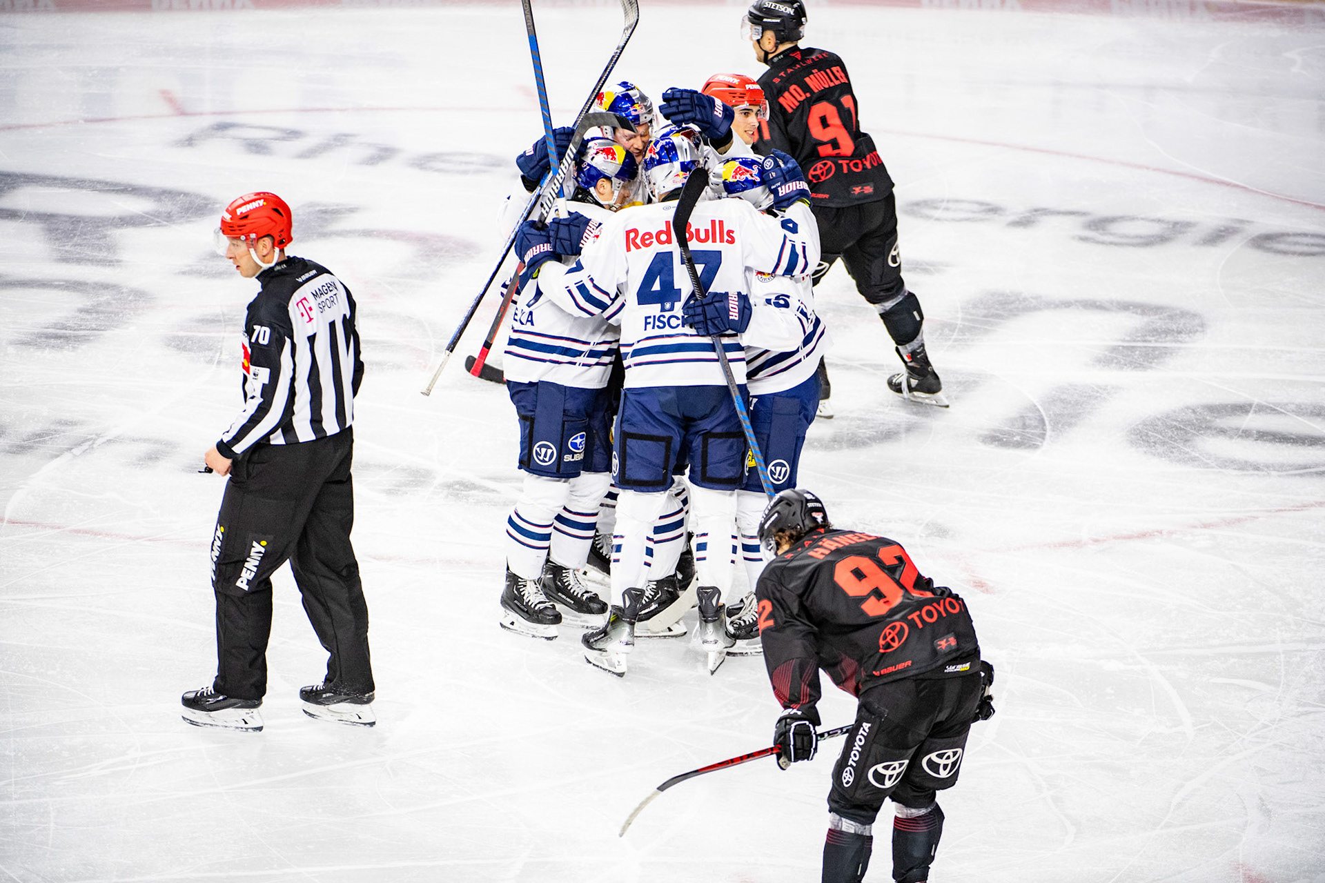 Die Red Bulls München beim Torjubel. Sten Fische, Moritz Mueller, Hakon Haenelt; DEL Kölner Haie - EHC Red Bull München, 05.01.2024