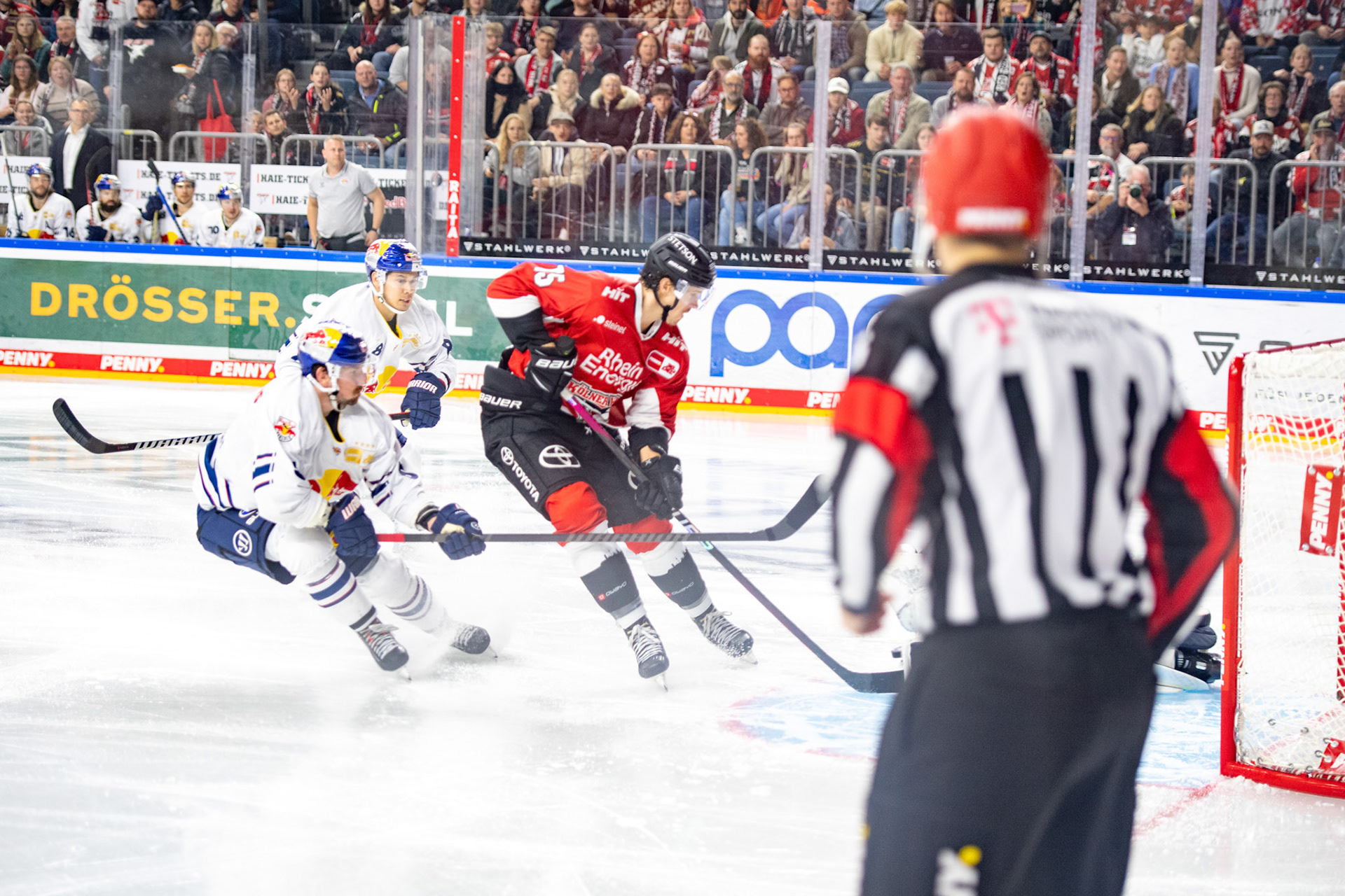 Louis Marc Aubry beim Torschuss; DEL Kölner Haie - EHC Red Bull München, 27.10.2023