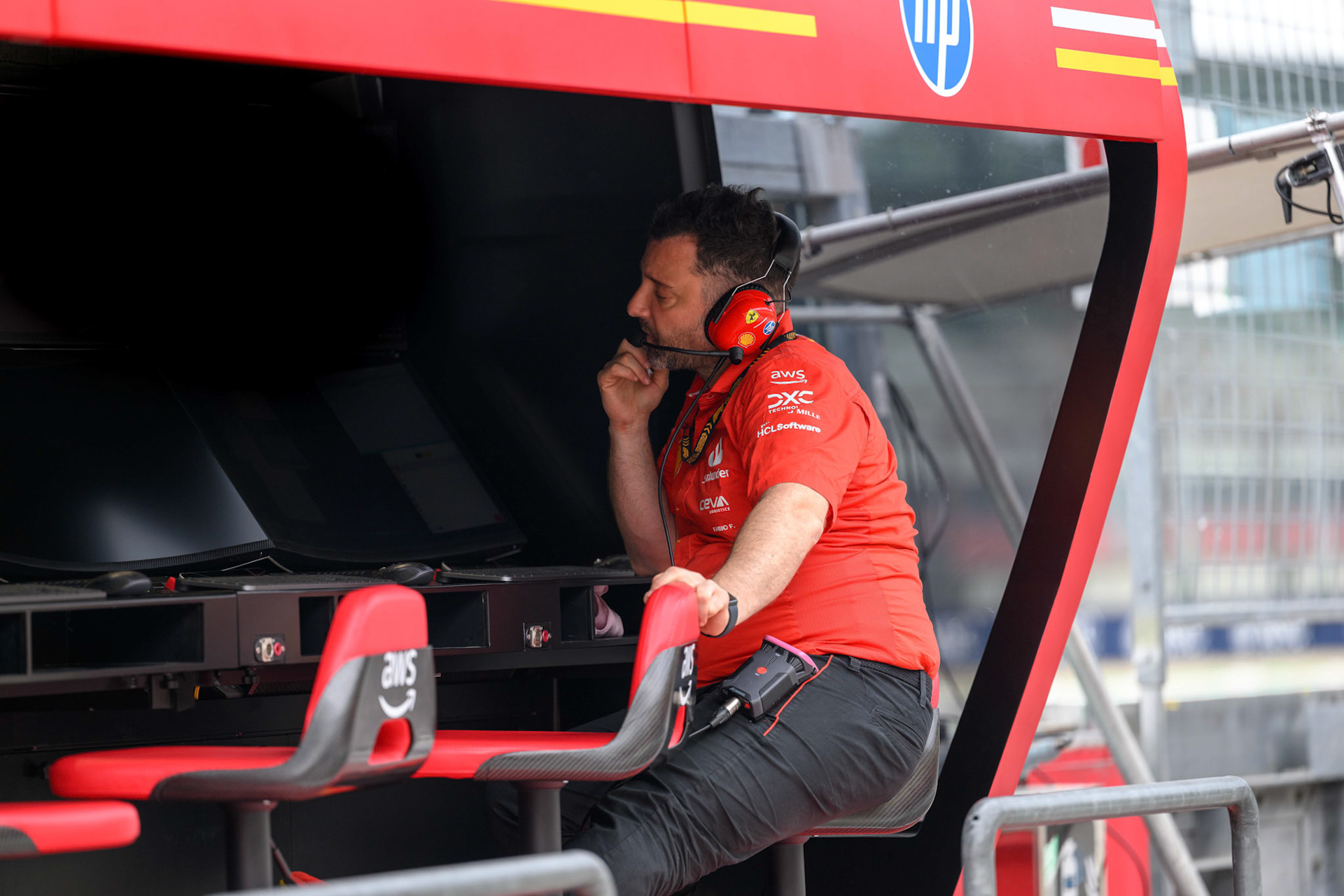 Scuderia Ferrari Mechaniker am Kommandostand; F1 GP Imola / Italien Donnerstag, 16.05.2024