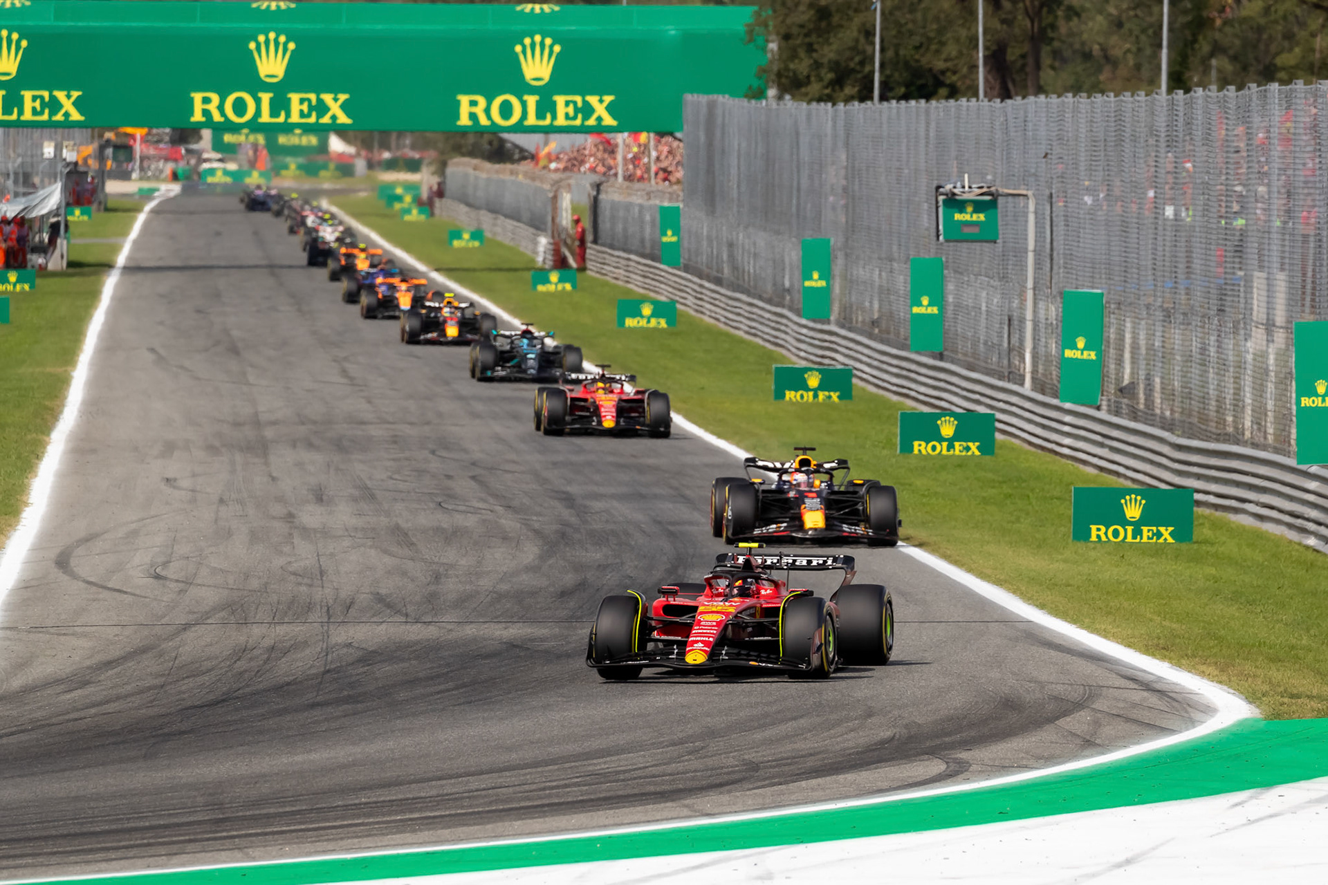 Rennstart, Carlos Sainz fuehrt das Renenn an; Formel 1 GP Italien / Monza. Sonntag, 03.09.2023