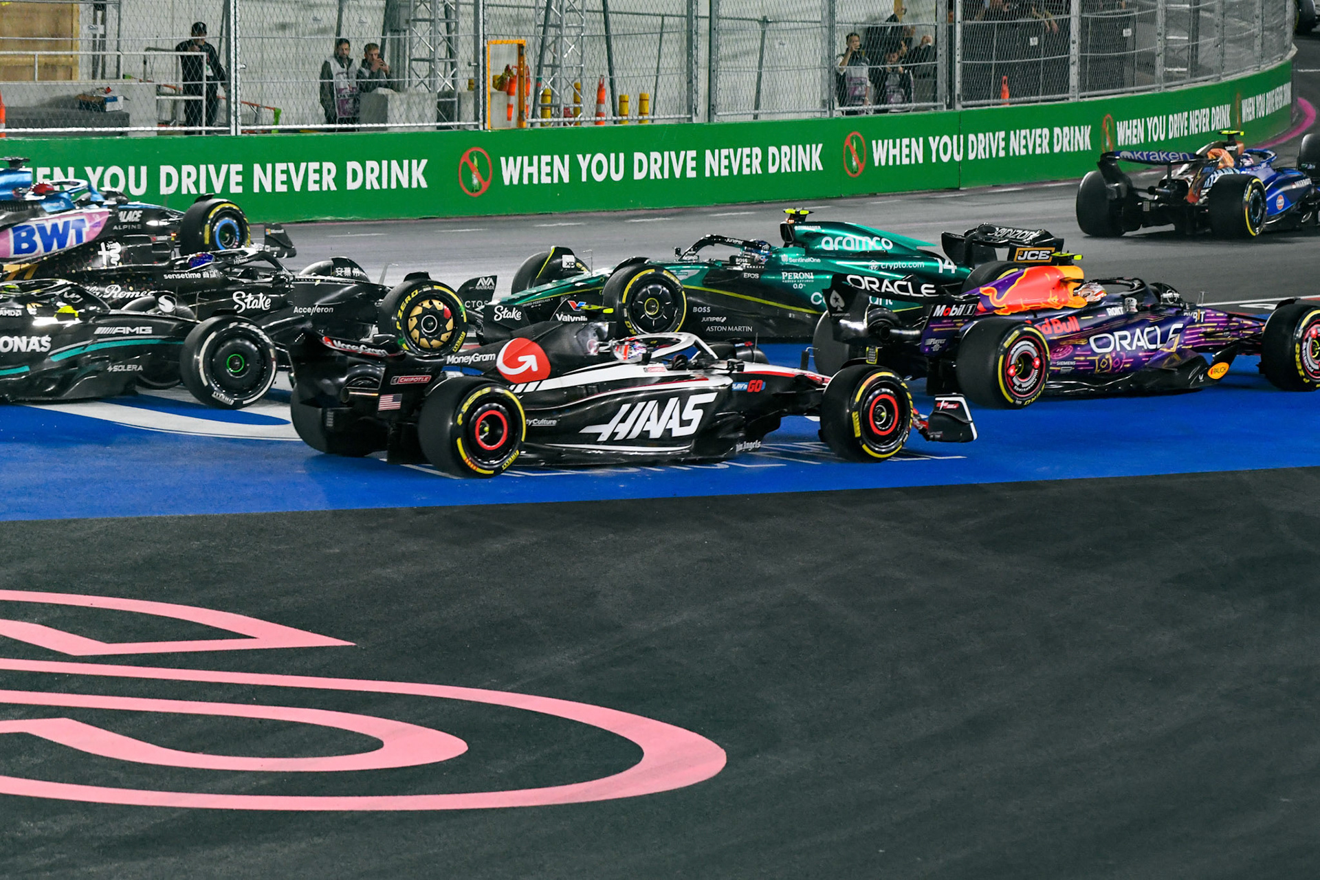 Crash beim Rennstart; Formel 1 GP USA Las Vegas. Sonntag 19.11.2023
