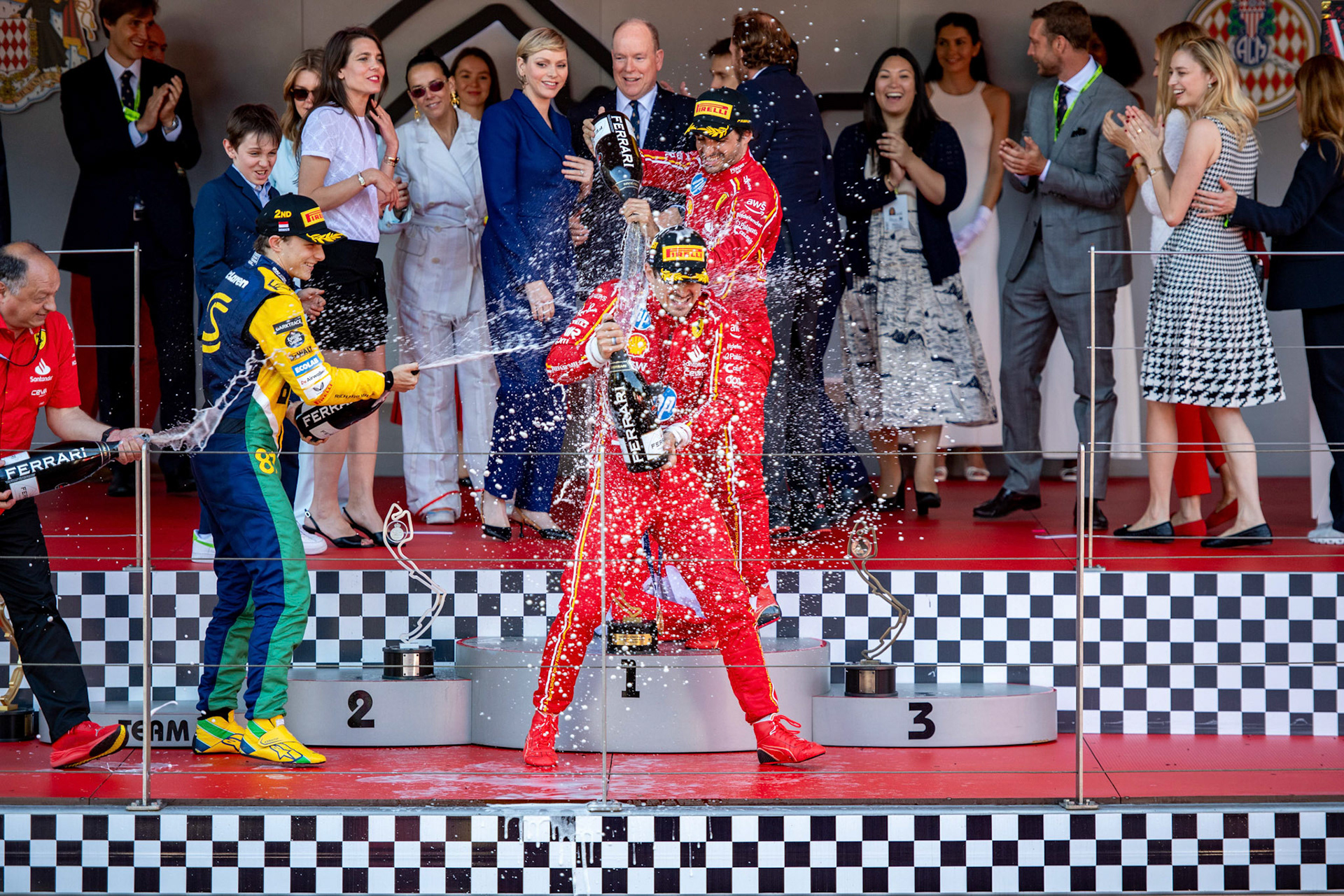 Frederic Vasseur, Teamchef Scuderia Ferrari und Charles Leclerc #16, Scuderia Ferrari und Carlos Sainz #55, Scuderia Ferrari und Oscar Piastri #81, McLaren Formula 1 Team auf dem Podium; Formel1 GP Monaco Sonntag, 26.05.2024