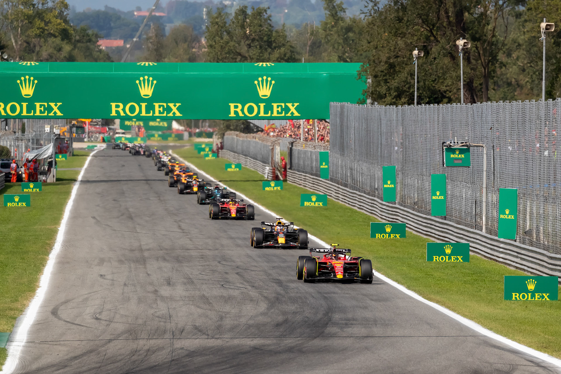 Rennstart, Carlos Sainz fuehrt das Renenn an; Formel 1 GP Italien / Monza. Sonntag, 03.09.2023