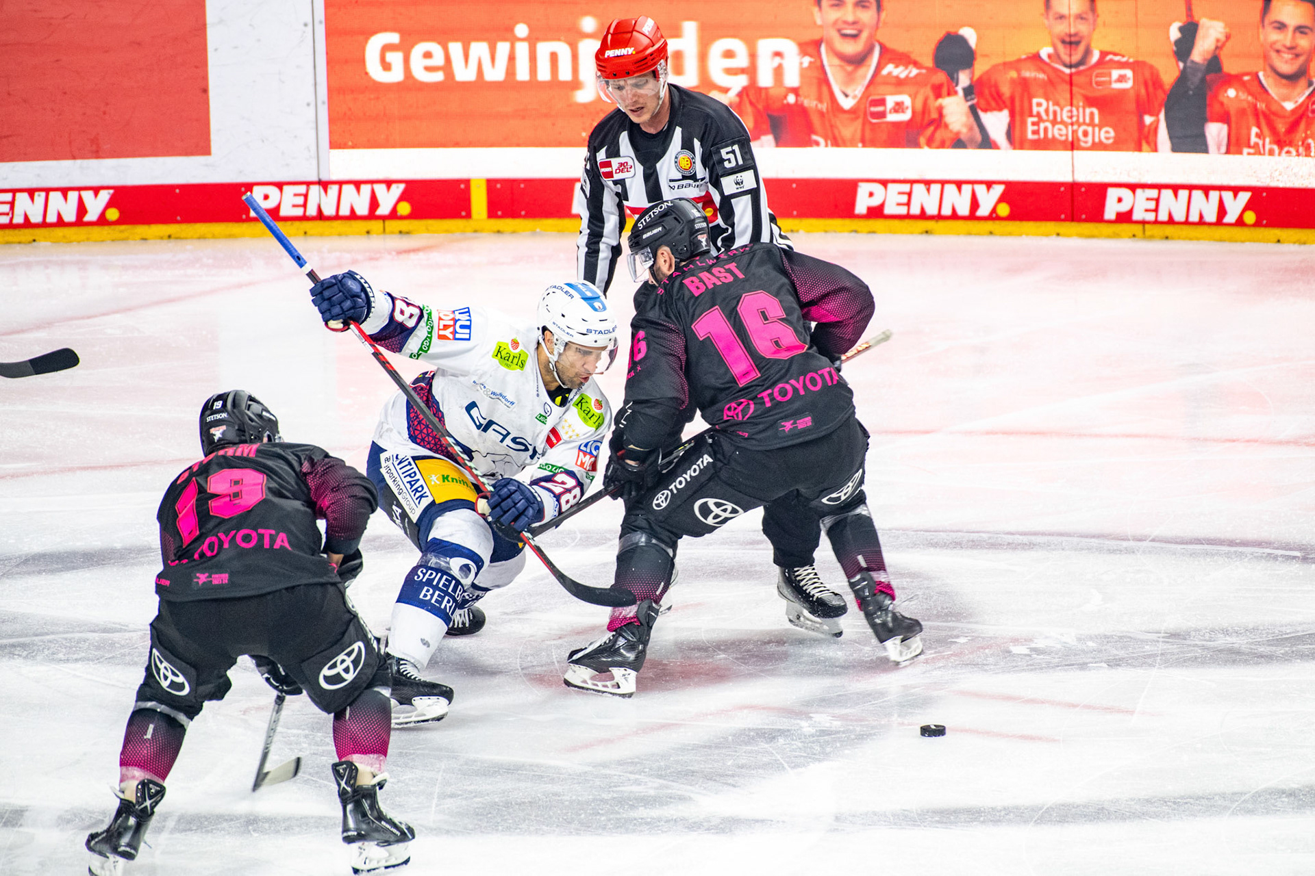Jason Bast, Patrice Cormier; DEL Kölner Haie - Eisbaeren Berlin, 06.10.2023