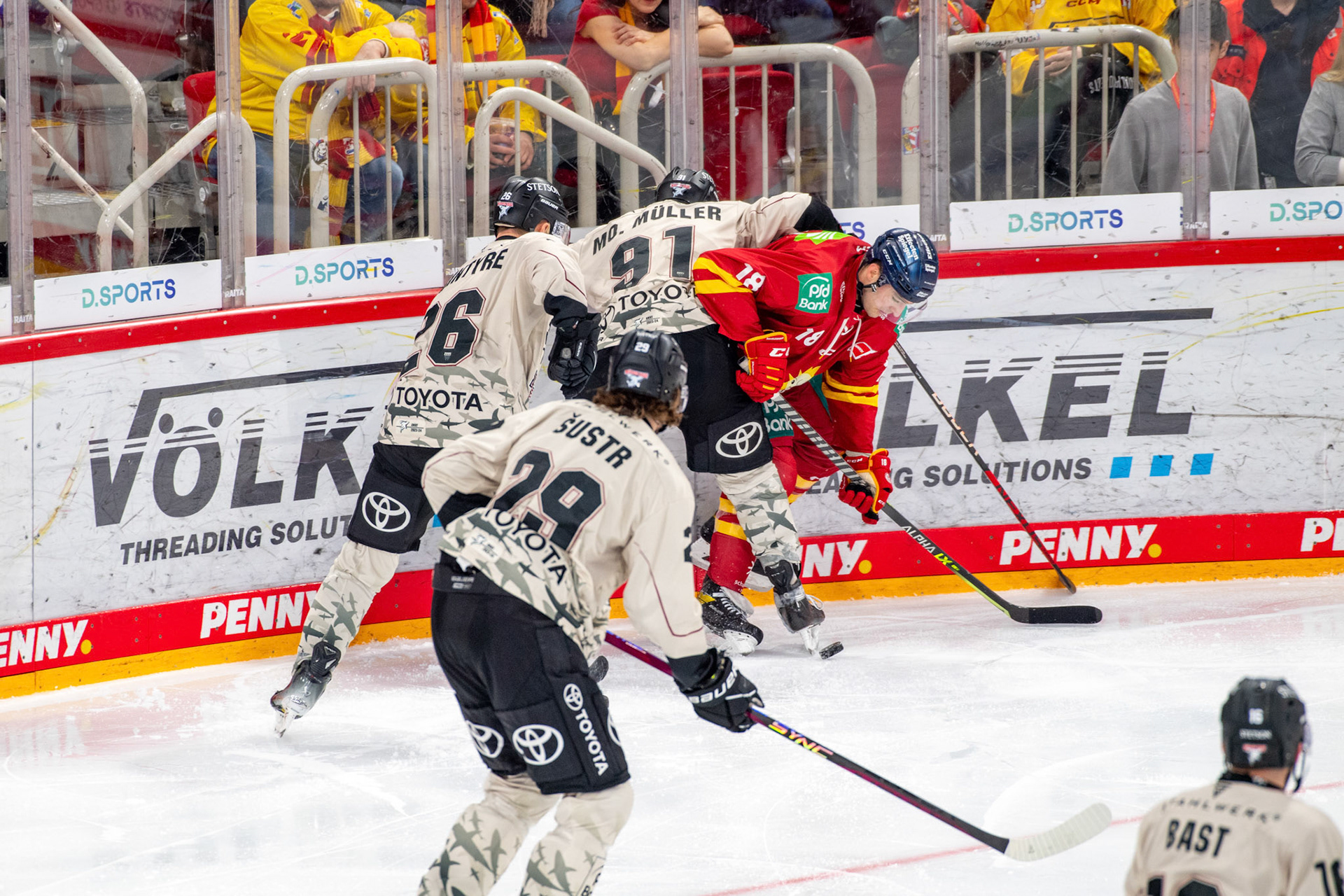 Moritz Müller im Zweikampf mit Brendan O´Donnell; DEL Düsseldorfer EG - Kölner Haie, 25.02.2024