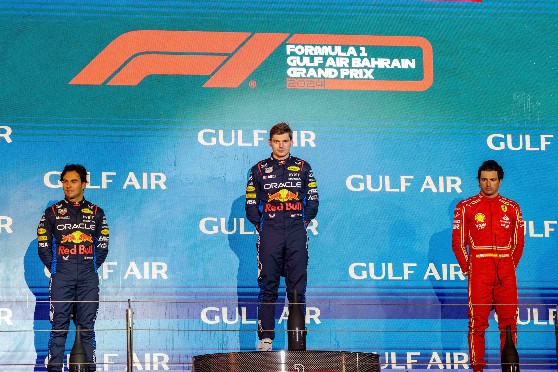 Podium in Bahrian mit: Sergio Perez #11, Oracle Red Bull Racing, Max Verstappen #1, Oracle Red Bull Racing, Carlos Sainz #55, Scuderia Ferrari; Formel 1 GP Bahrain. Samstag 02.03.2024