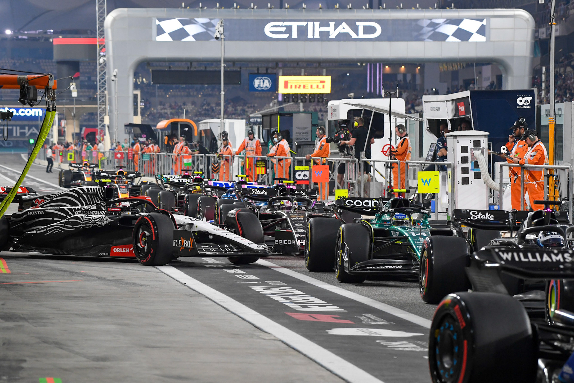 Boxenausfahrt; Formel 1 GP Abu Dhabi. Freitag 24.11.2023
