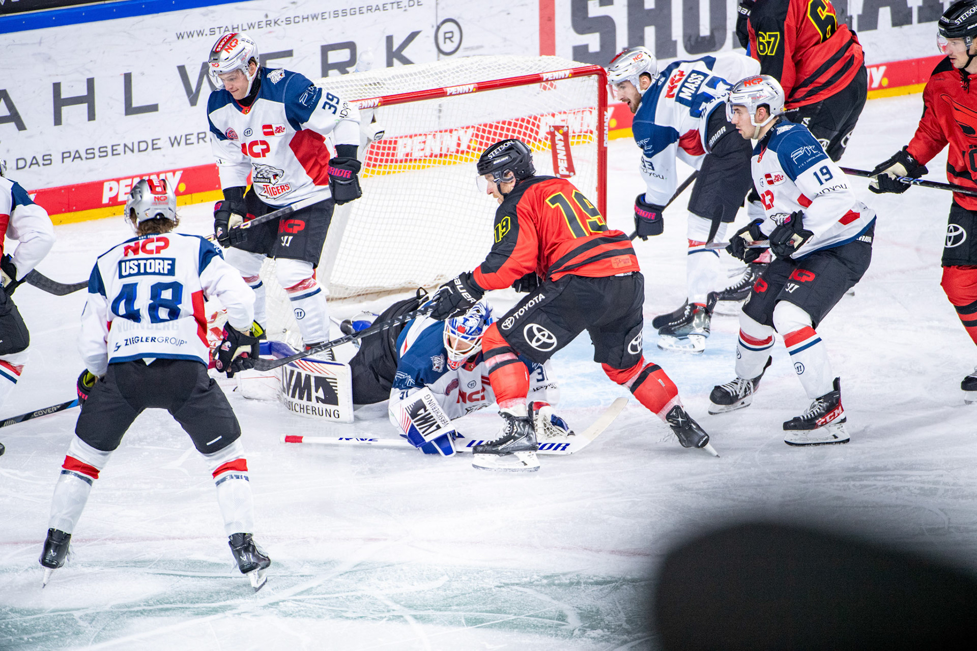 Frederik Storm beim Torschuss; DEL Kölner Haie - Nürnberg Ice Tigers, 17.12.2023