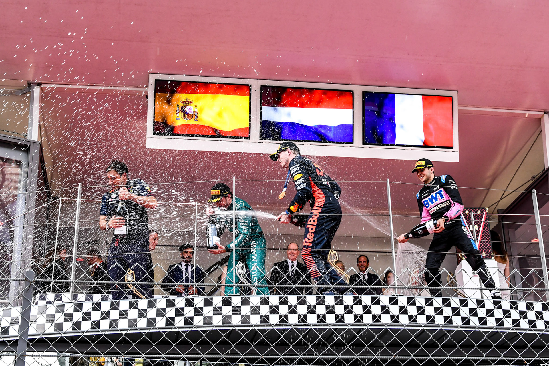Max Verstappen (NED) Red Bull Racing, Fernando Alonso und Esteban Ocon auf dem Podium; Formel 1 GP Monaco. Sonntag 28.05.2023