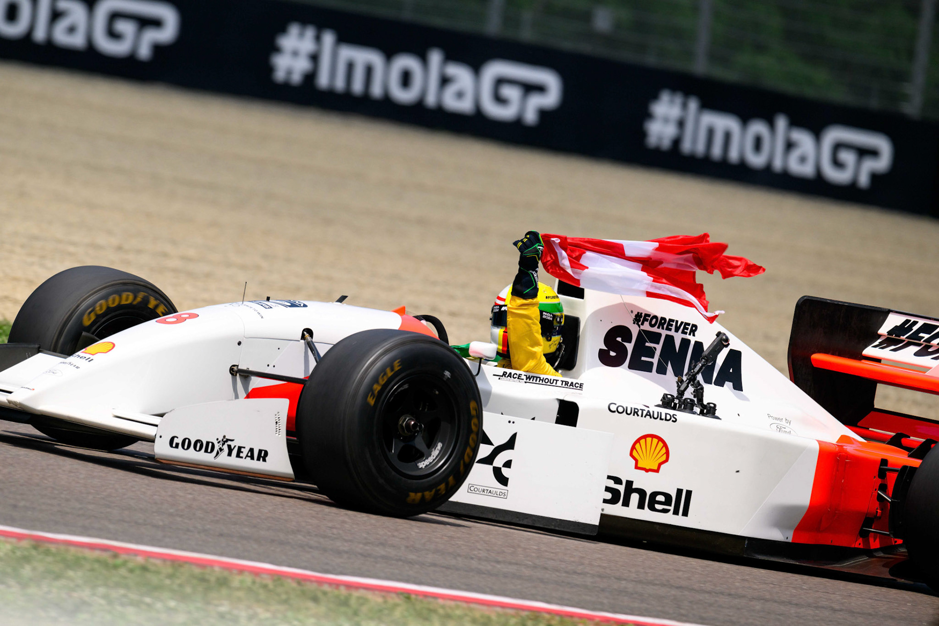 Sebastian Vettel in Ayrton Sennas McLaren MP4/8 aus dem Jahr 1993; F1 GP Imola / Italien Sonntag, 19.05.2024