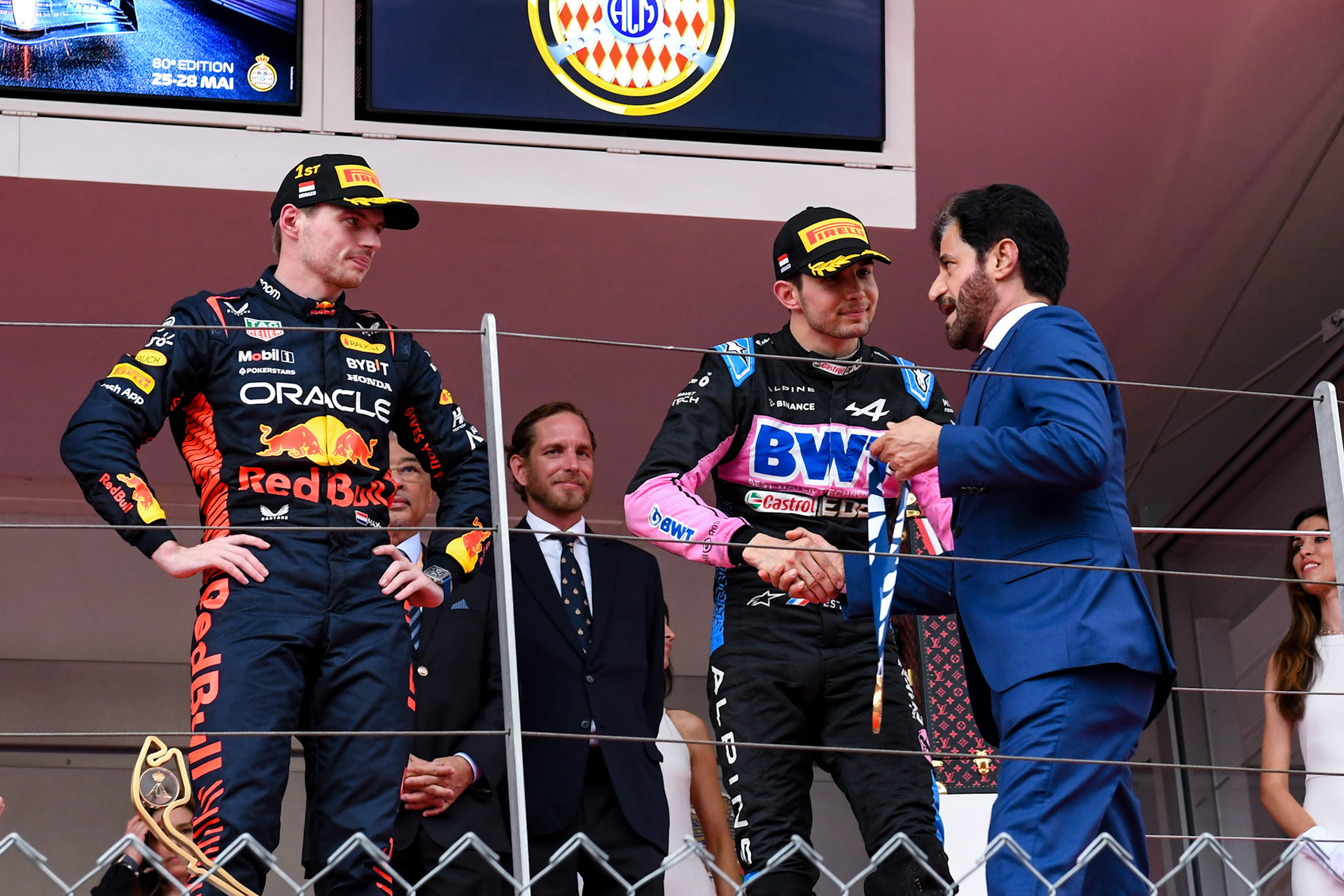 Max Verstappen (NED) Red Bull Racing, Fernando Alonso und Esteban Ocon auf dem Podium; Formel 1 GP Monaco. Sonntag 28.05.2023