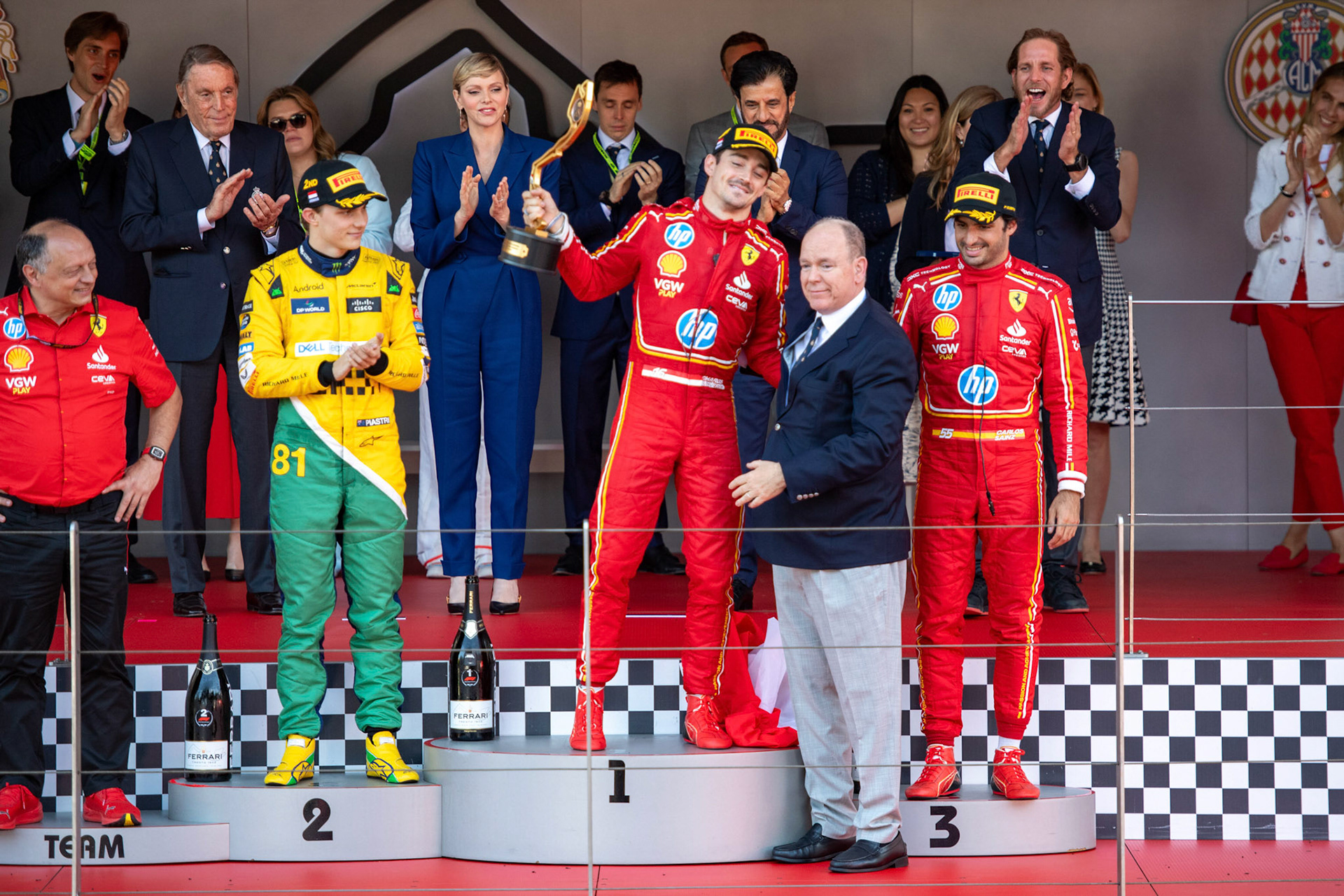 Fürst Albert II. von Monaco gratuliert Charles Leclerc #16, Scuderia Ferrari zum Sieg. Frederic Vasseur, Teamchef Scuderia Ferrari und Oscar Piastri #81, McLaren Formula 1 Team und Carlos Sainz #55, Scuderia Ferrari und Charlène von Monaco; Formel1 GP Monaco Sonntag, 26.05.2024