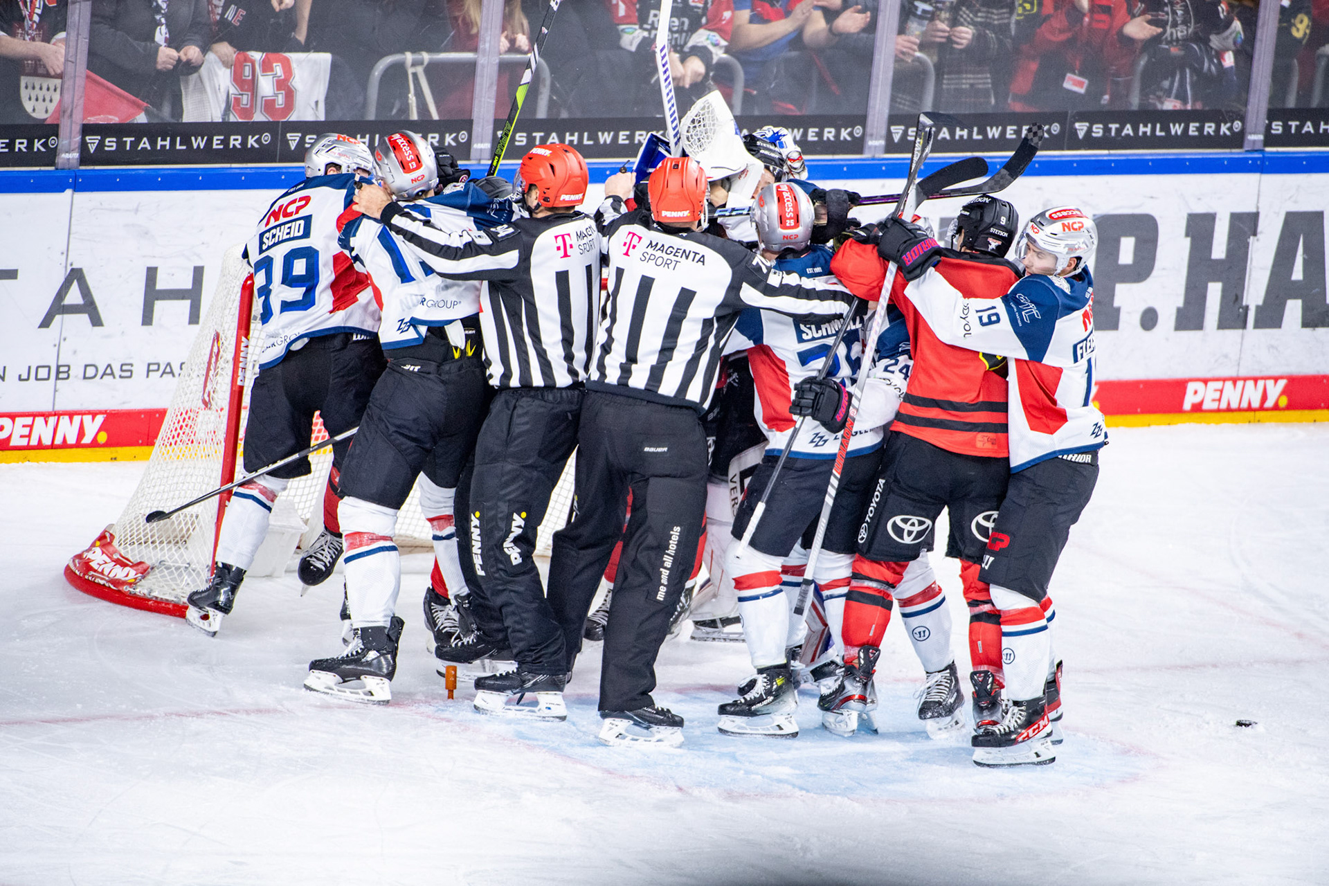 Koelner Haie eine Meinungsverschiedenheit; DEL Kölner Haie - Nürnberg Ice Tigers, 17.12.2023